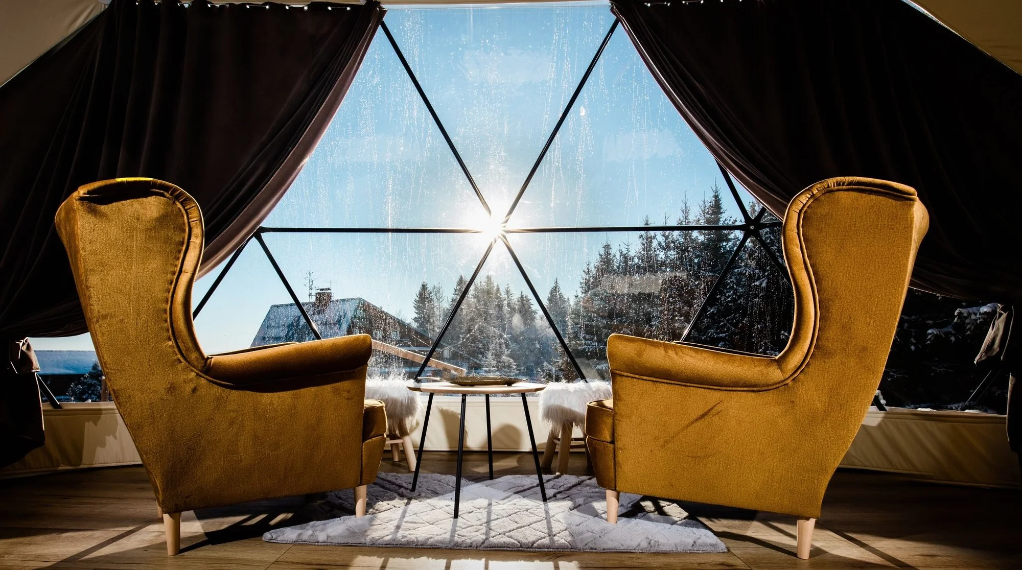 Glamping v Beskydech se snídaní i wellness: ubytování v luxusní kopuli, sauna a termální bazén