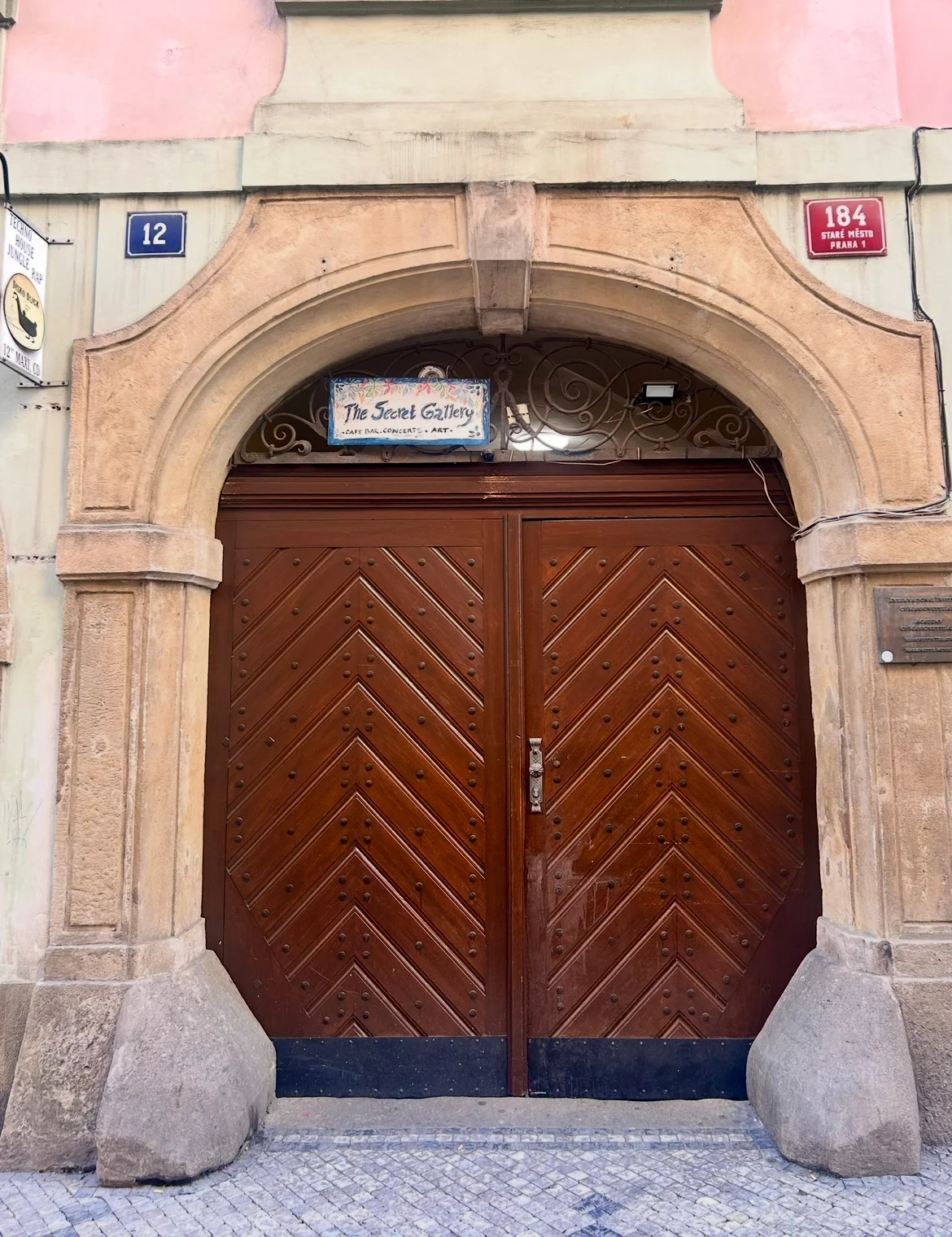 Posezení v Karlově uličce v centru Prahy: míchaná vajíčka nebo jahodové lívance a nápoj dle výběru