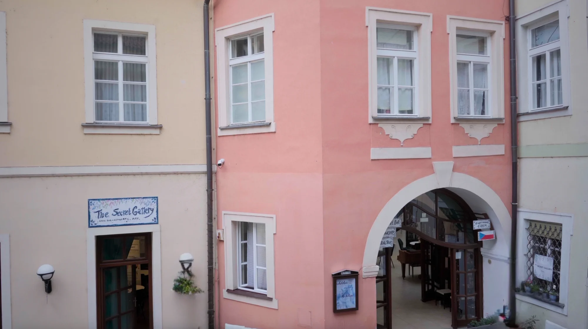 Posezení v Karlově uličce v centru Prahy: míchaná vajíčka nebo jahodové lívance a nápoj dle výběru