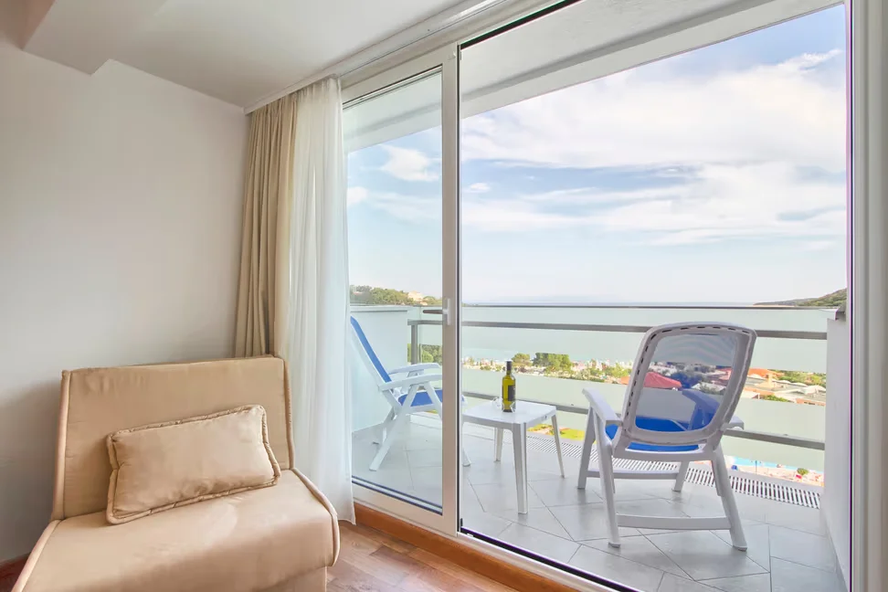 4* dovolená na Istrii: hotel se snídaní nebo polopenzí i venkovní bazény, pláž 500 m od hotelu, akce 2 děti zdarma