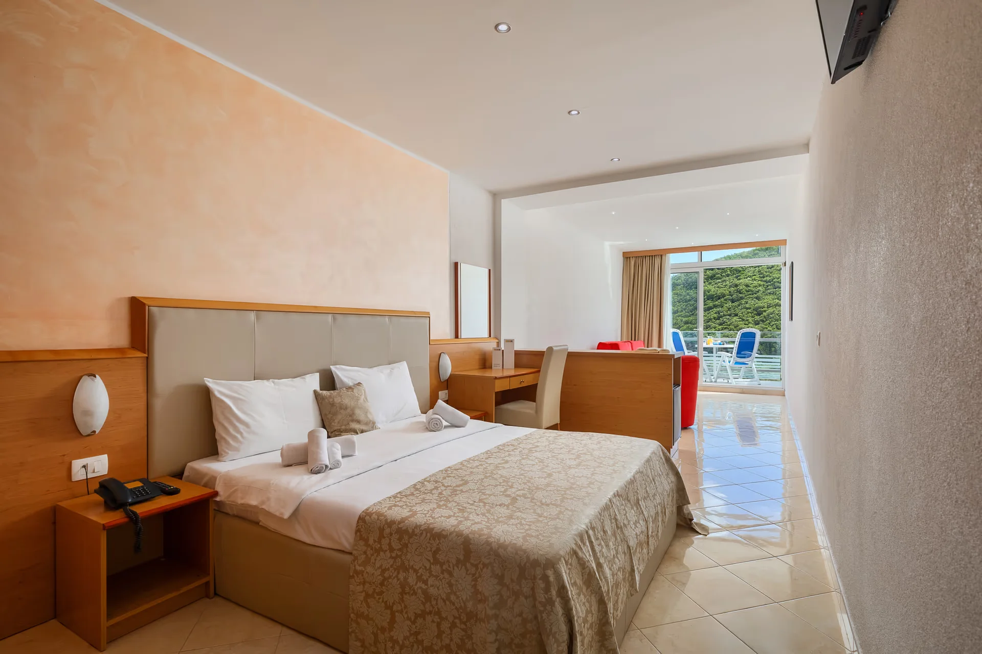 4* dovolená na Istrii: hotel se snídaní nebo polopenzí i venkovní bazény, pláž 500 m od hotelu, akce 2 děti zdarma