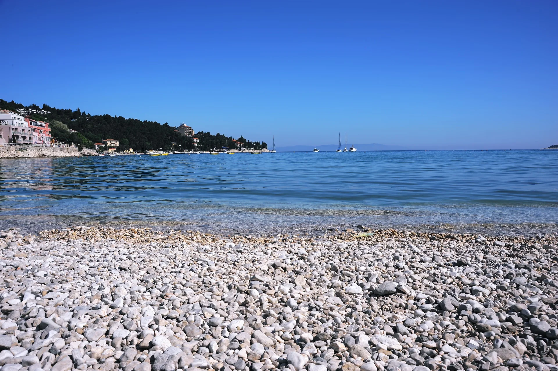 Kvarnerská riviéra: hotel přímo u moře s bazénem a polopenzí, až 2 děti zdarma