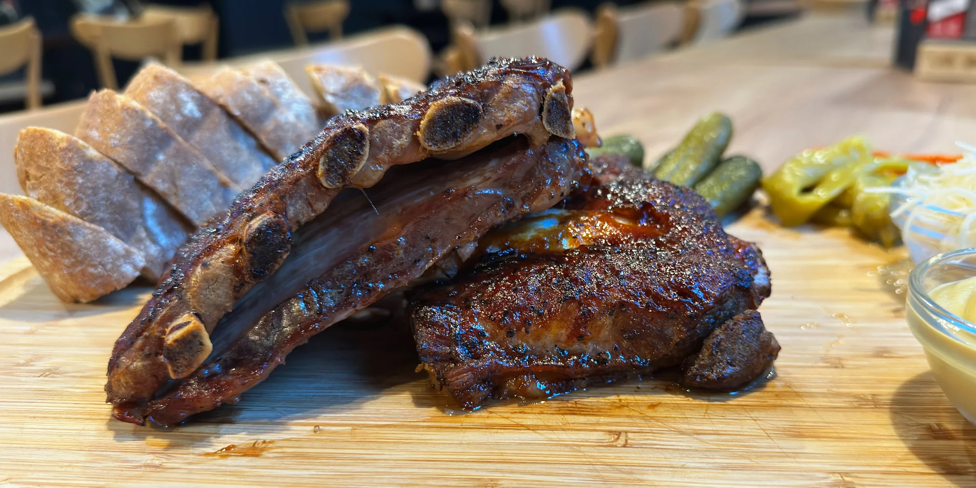 Téměř kilo vepřových žeber s chlebem, zeleninou, hořčicí a křenem