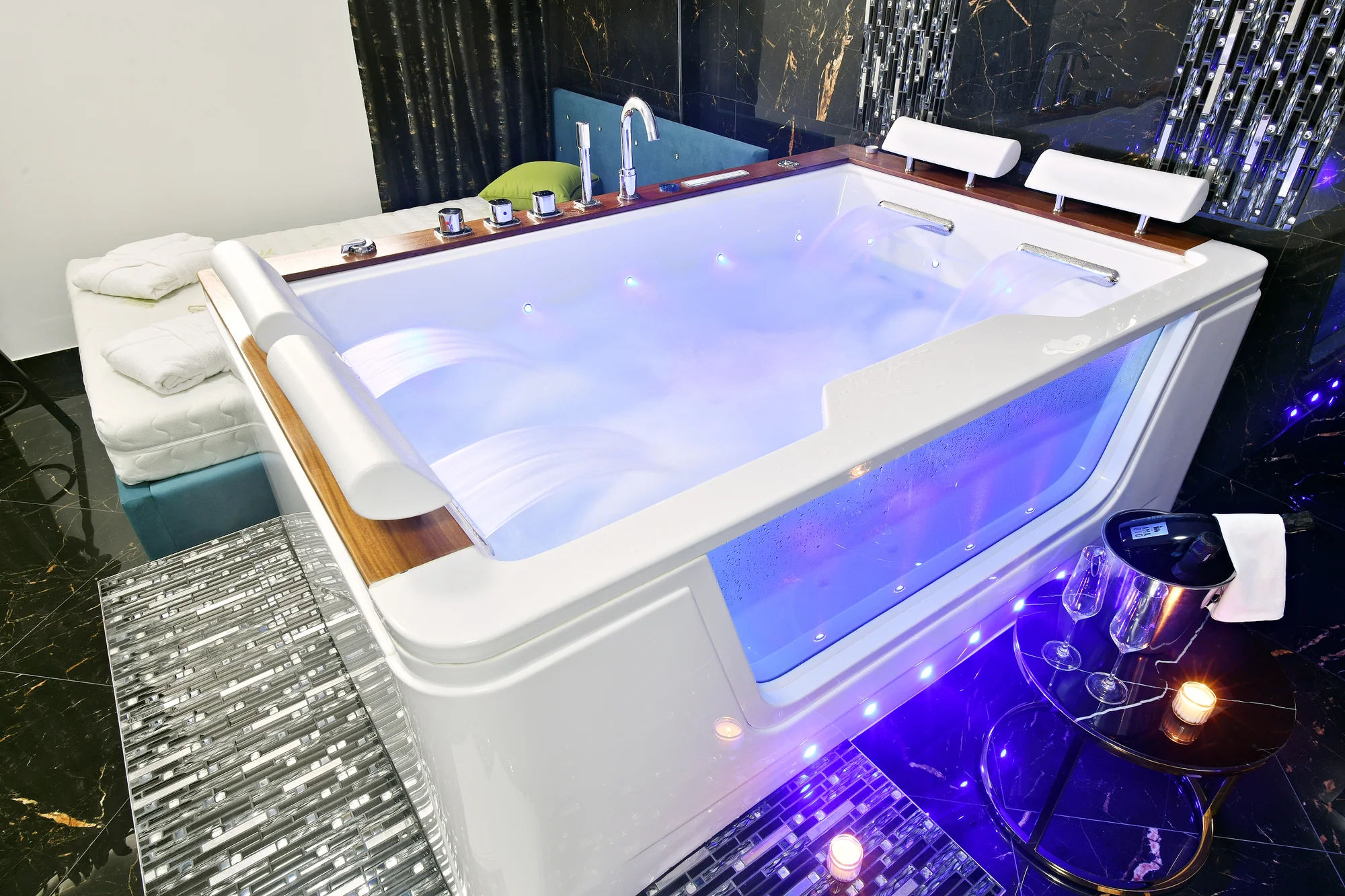1–5 hod. privátního wellness v srdci Prahy: hydromasážní vana, sauna i občerstvení