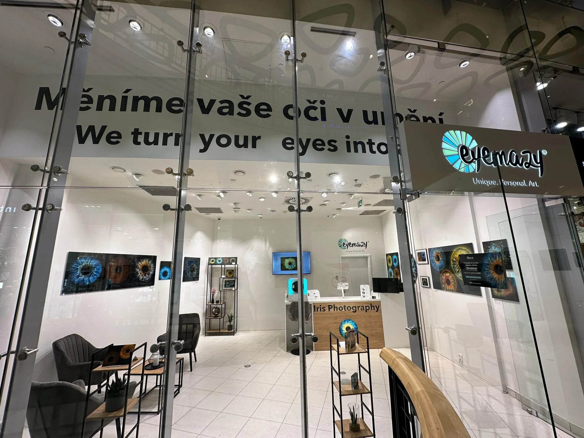 Fotografie oční duhovky vč. tisku na počkání v OC Palladium: pro jednotlivce i dvojice