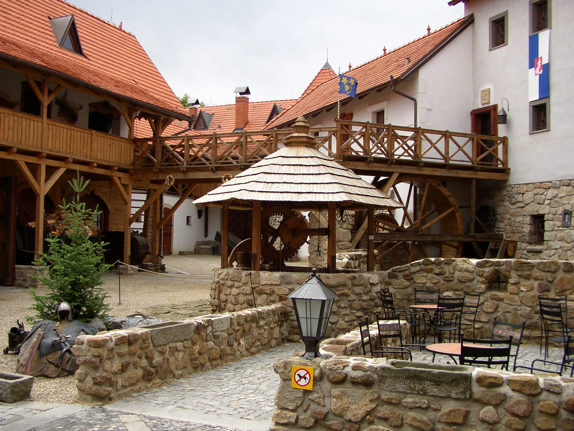 Vstup do zahrady, skanzenu i muzea na hradě Červený Újezd pro děti i dospělé