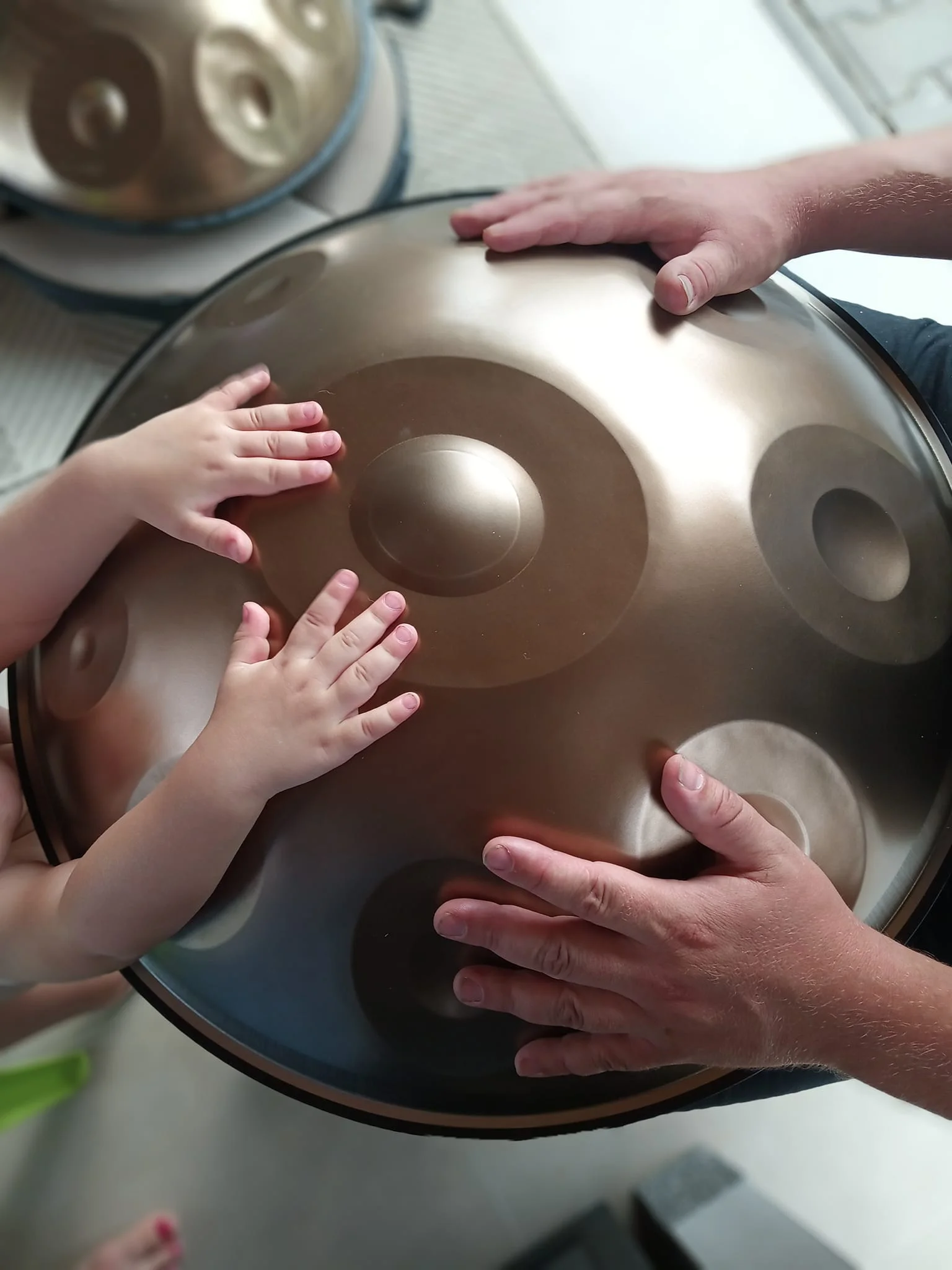 Hra na handpan snadno a rychle: tříhodinové skupinové workshopy, různá města