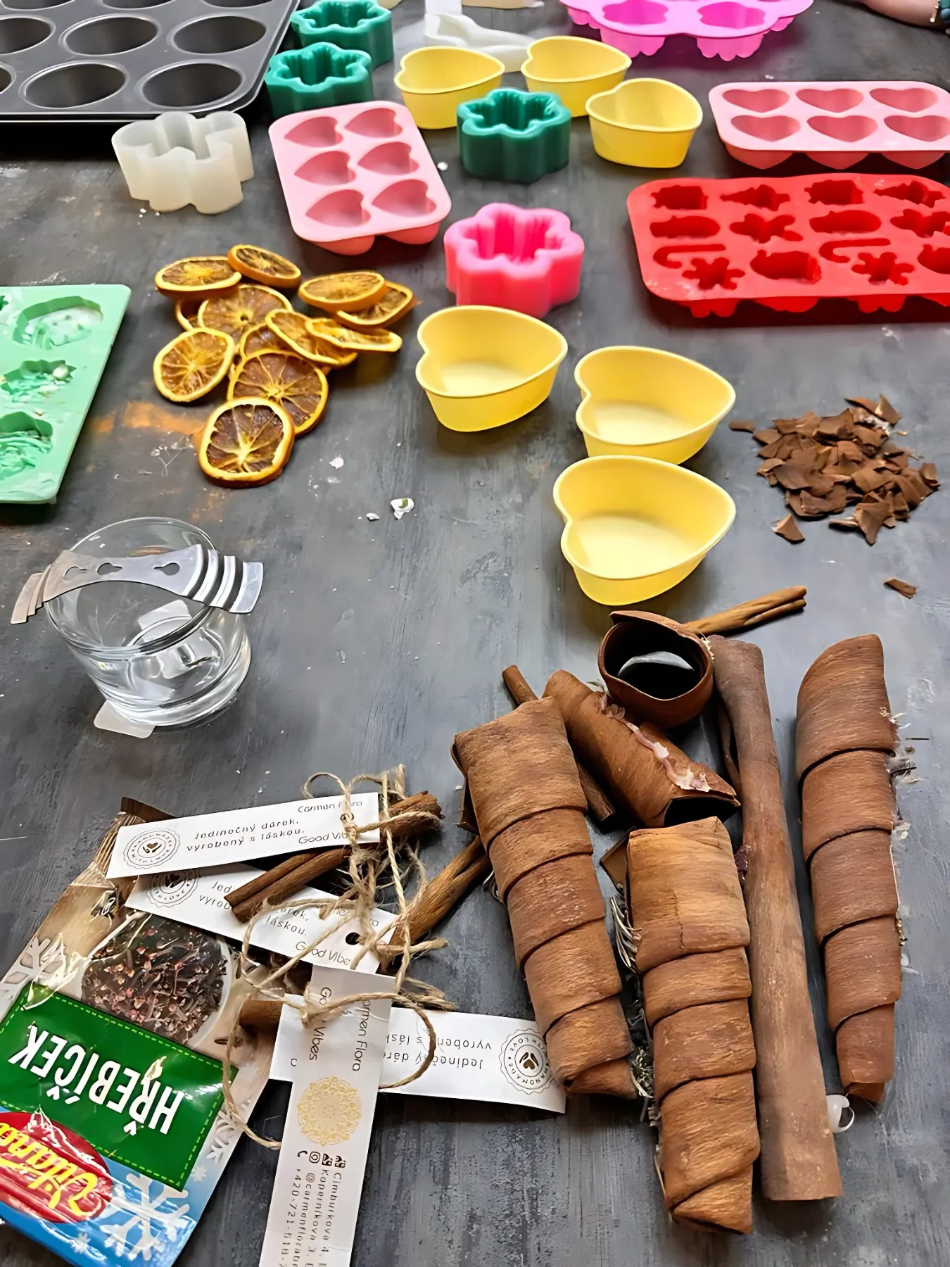 Workshop v květinářství Carmen Flora: mechové obrazy, svíčky, náramky i tématické dekorace