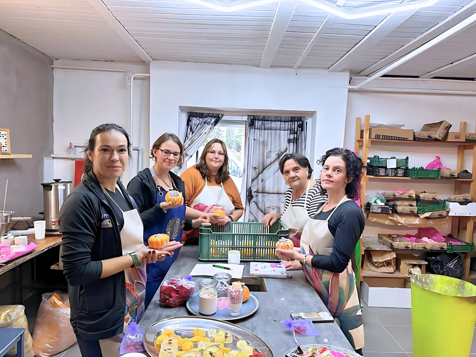 Workshop v květinářství Carmen Flora: mechové obrazy, svíčky, náramky i tématické dekorace