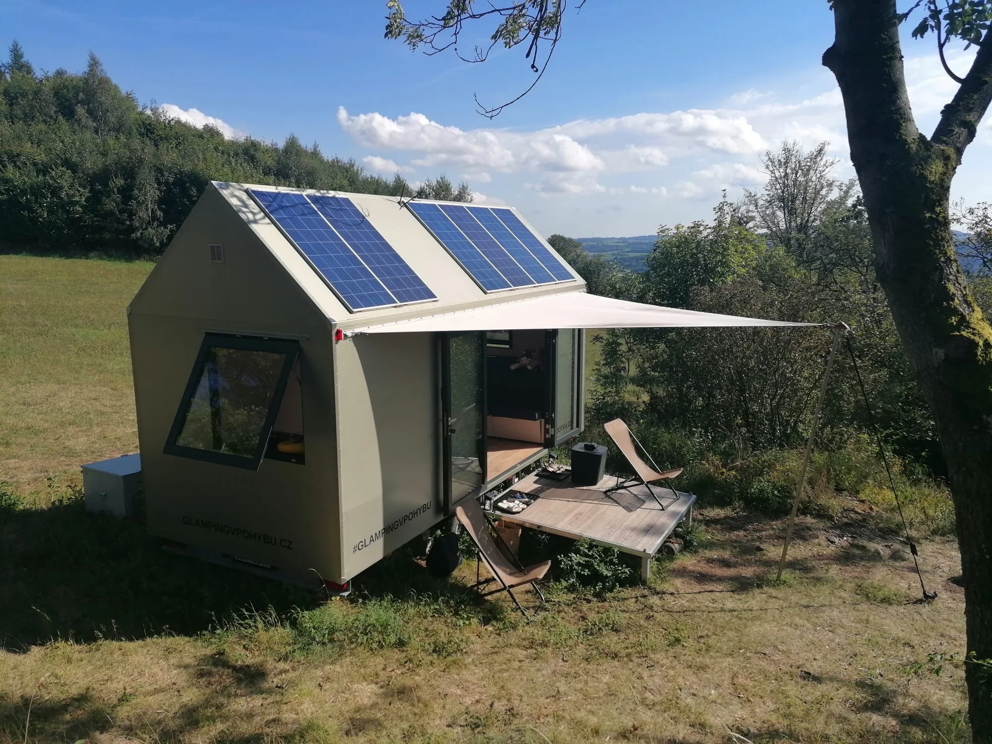 Glamping v moderním Tiny house u Semil pro pár i rodinu