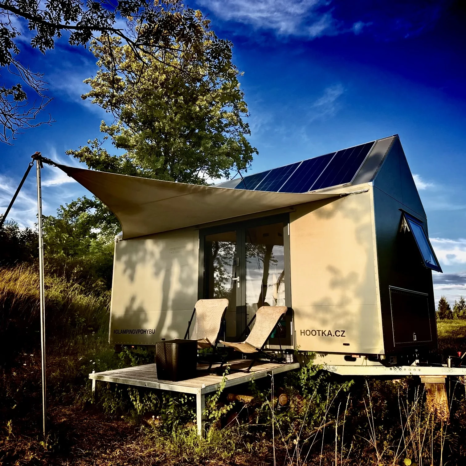 Glamping v moderním Tiny house u Semil pro pár i rodinu