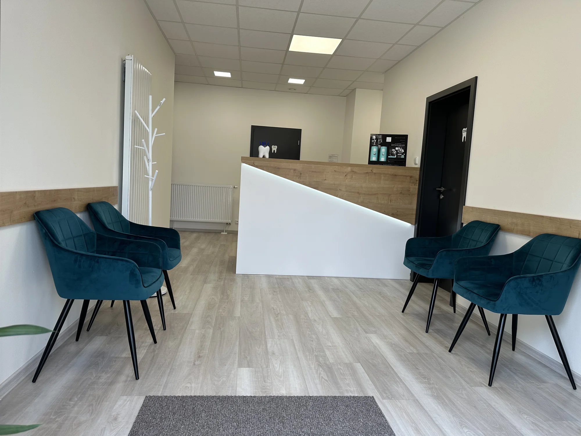 Dentální hygiena vč. pískování zubů nebo set na domácí bělení zubů