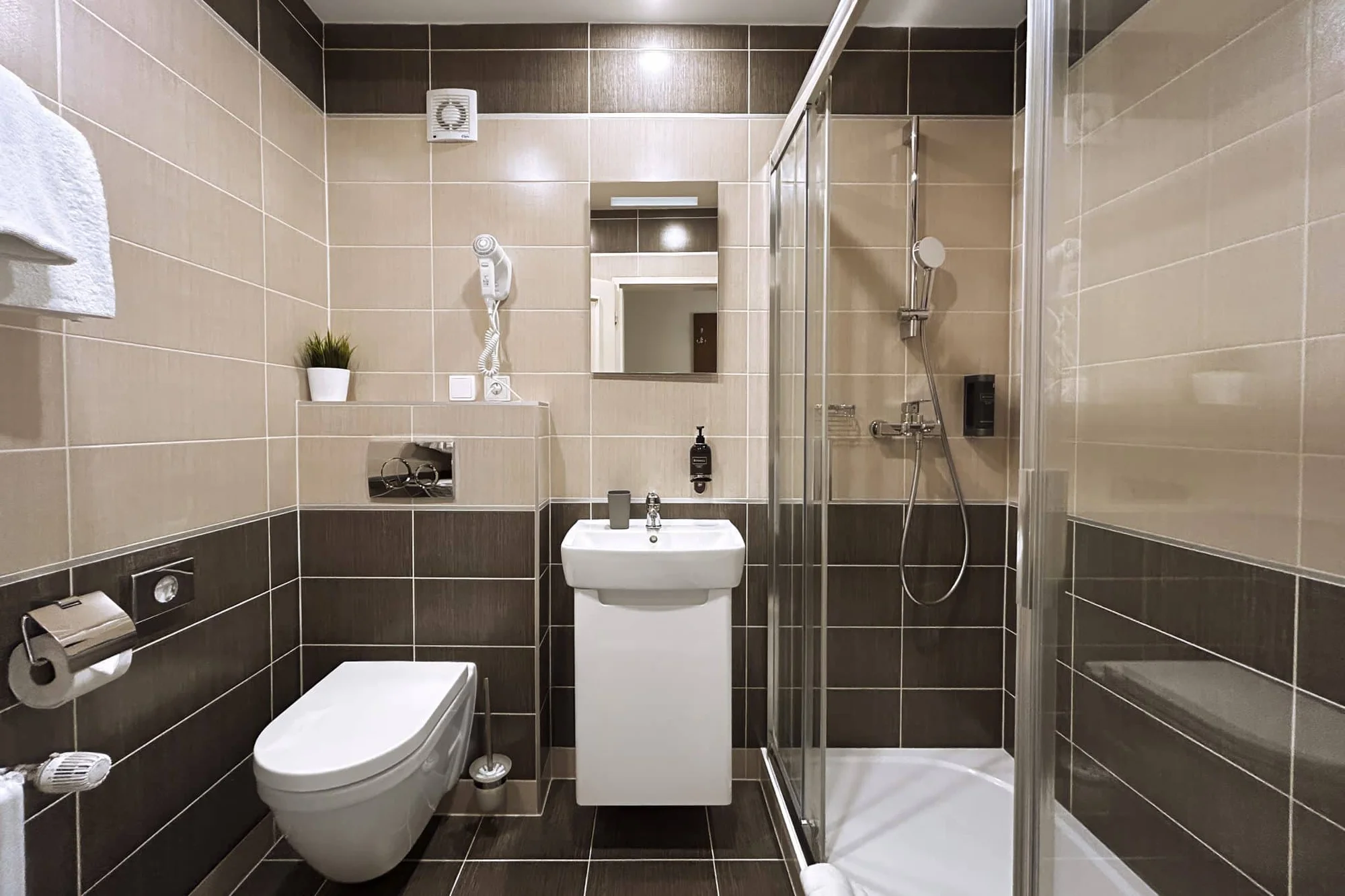 Královské Vinohrady až pro 5 osob: moderní apartmán s kuchyňkou a snídaně