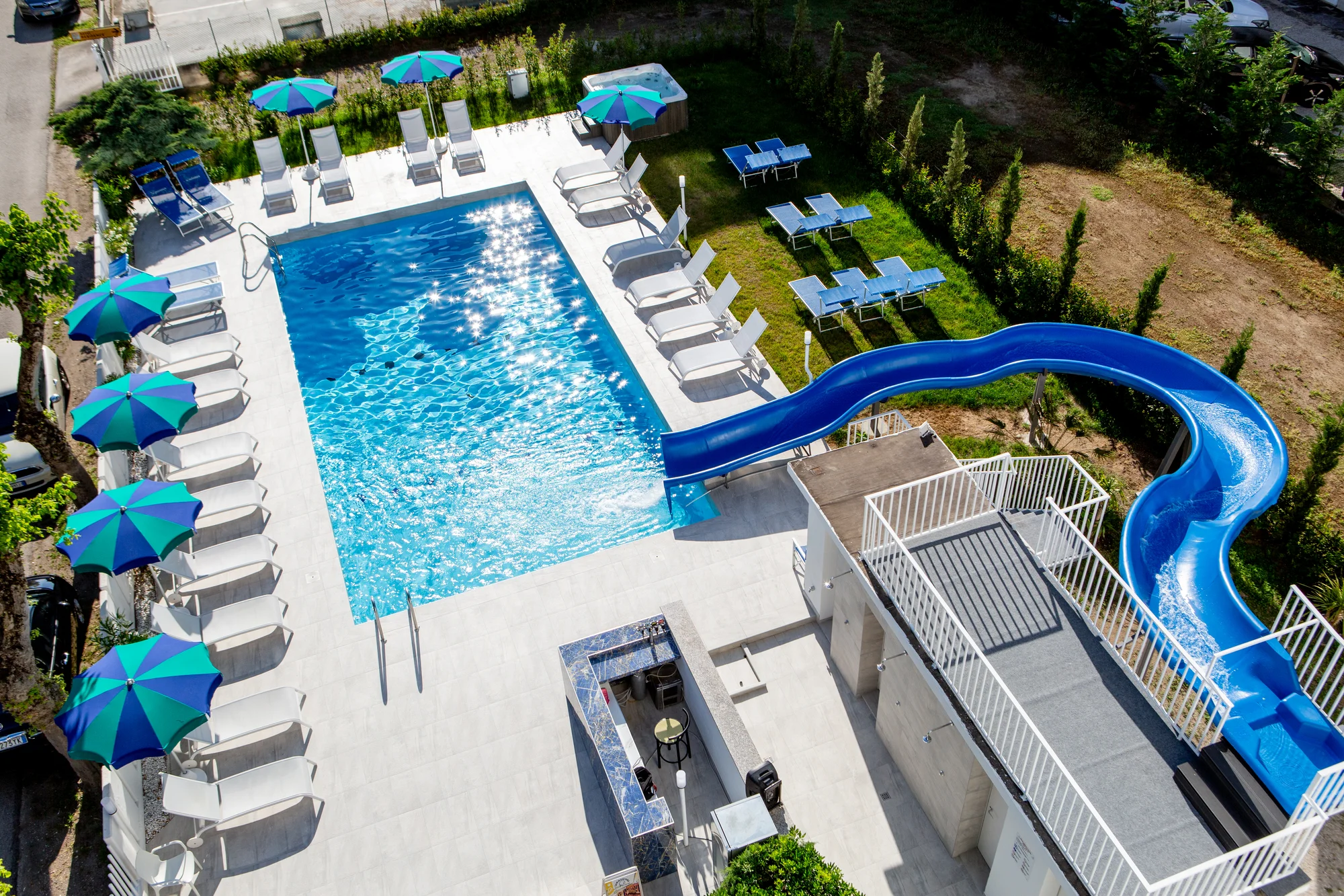Dovolená s plnou penzí u italského Rimini: hotel 150 m od moře, bazén a dvě děti do 2,9 let zdarma