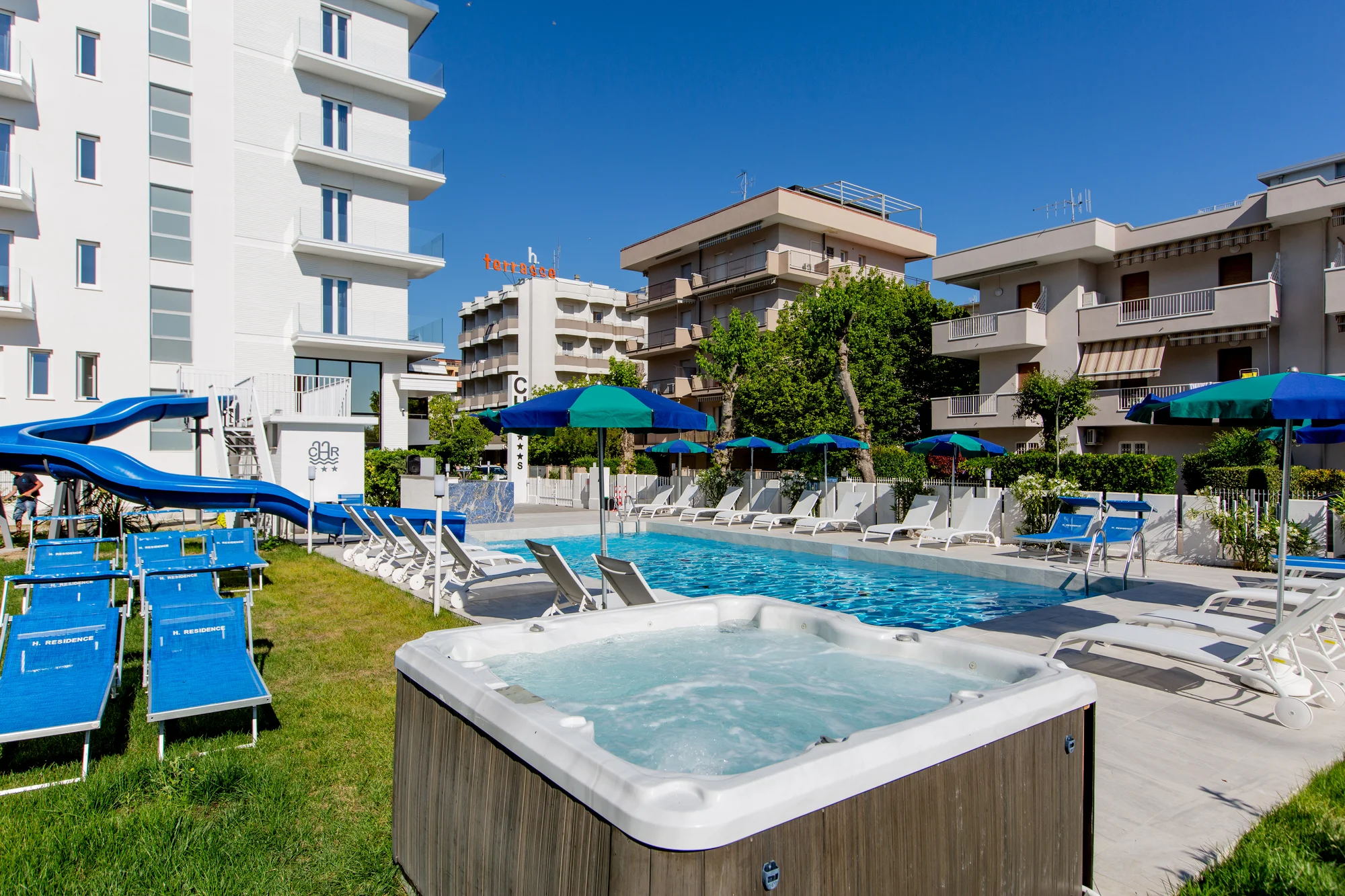 Rodinná dovolená u italského Jadranu: hotel 50 metrů od pláže, plná penze a koupání v bazénu, dítě zdarma