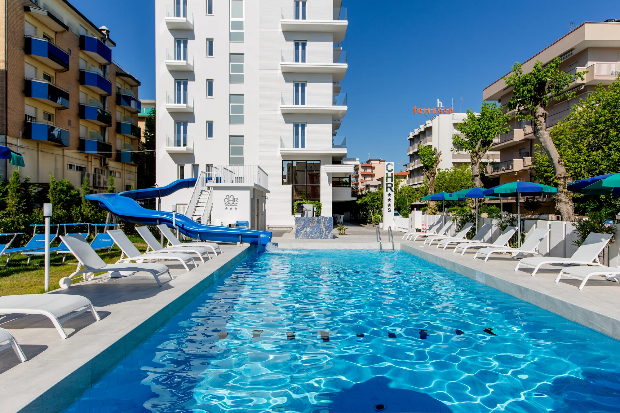 Rodinná dovolená u italského Jadranu: hotel 50 metrů od pláže, plná penze a koupání v bazénu, dítě zdarma