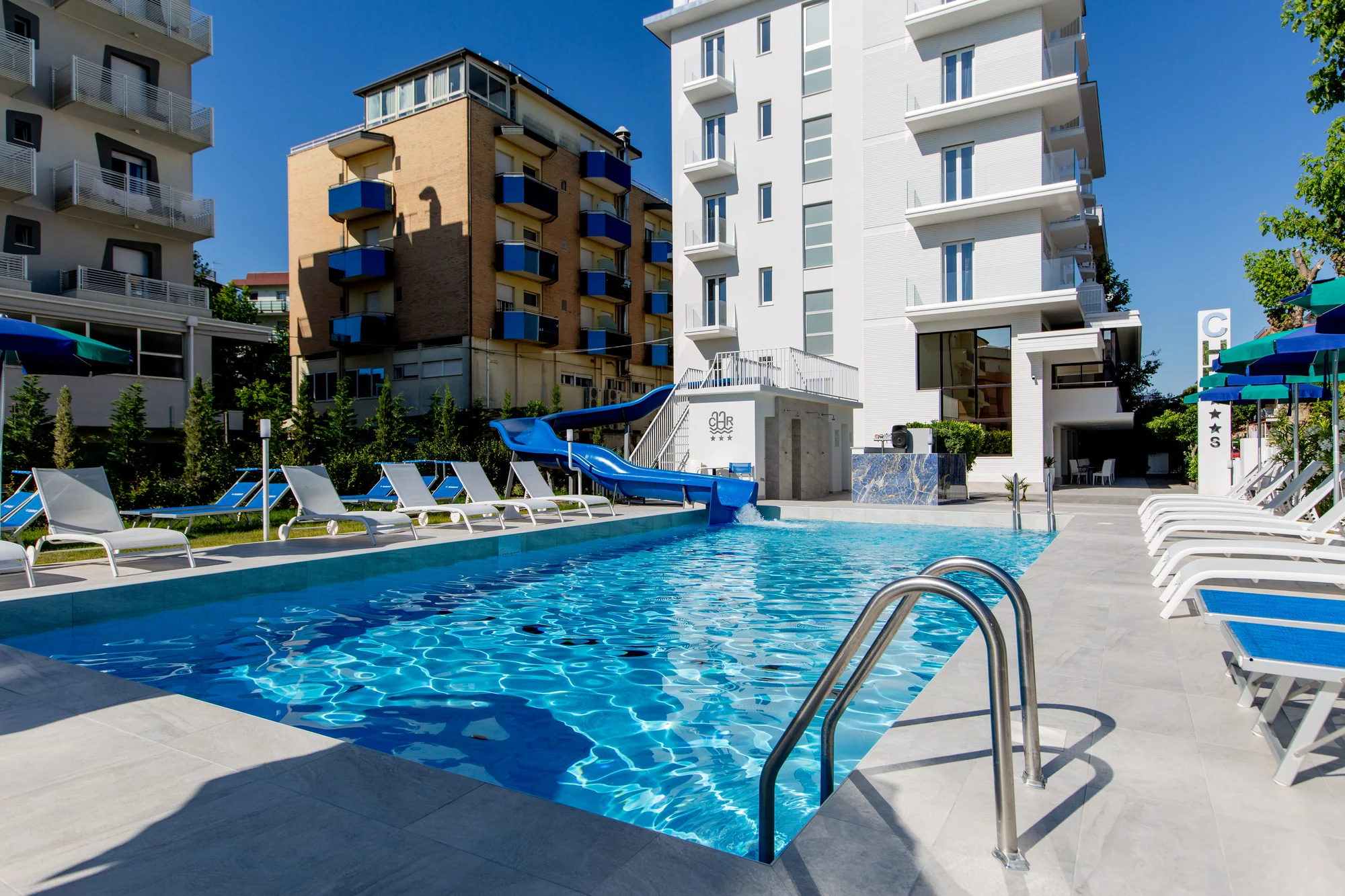 Dovolená s plnou penzí u italského Rimini: hotel 150 m od moře, bazén a dvě děti do 2,9 let zdarma