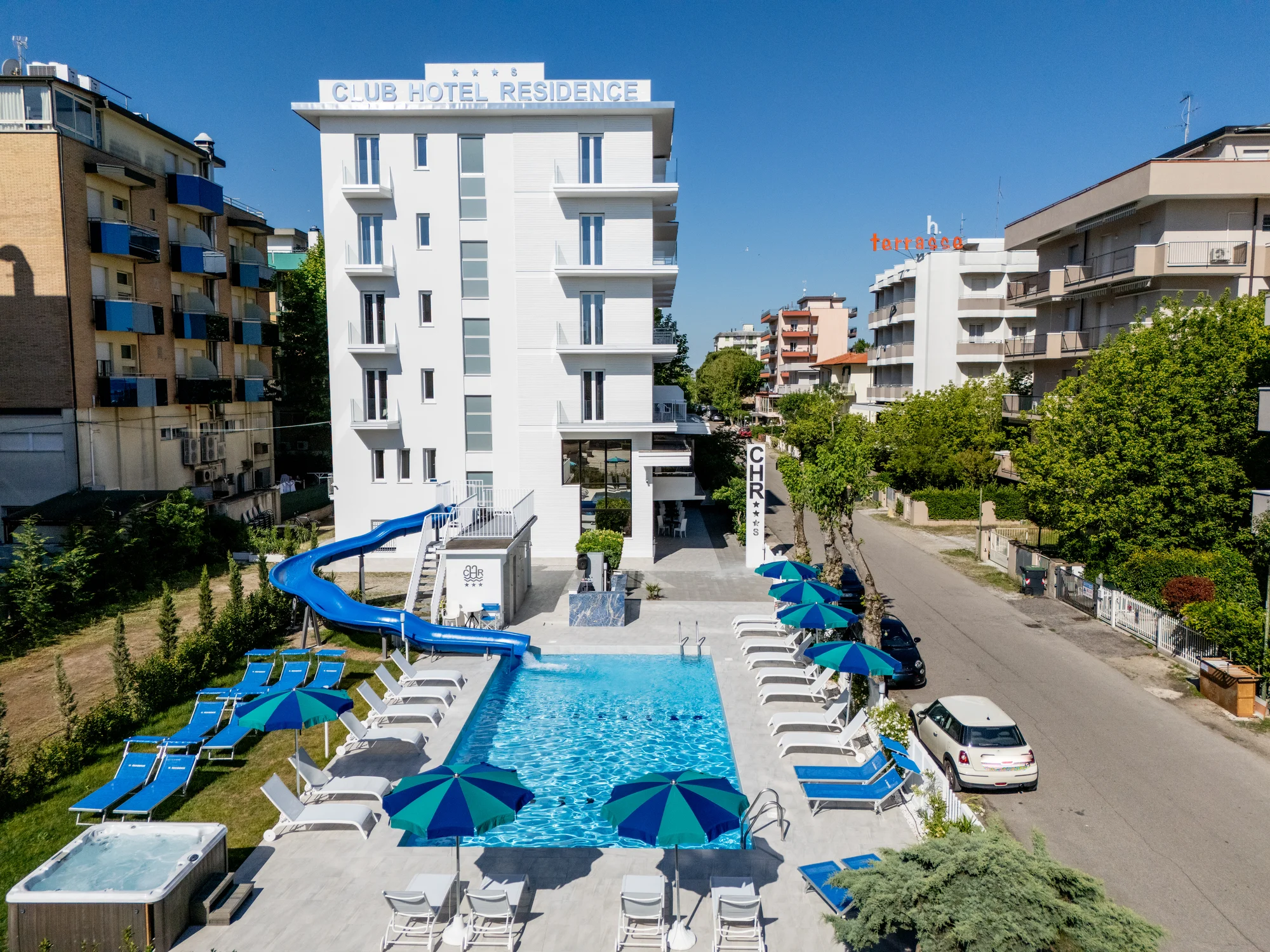 Rodinná dovolená u italského Jadranu: hotel 50 metrů od pláže, plná penze a koupání v bazénu, dítě zdarma