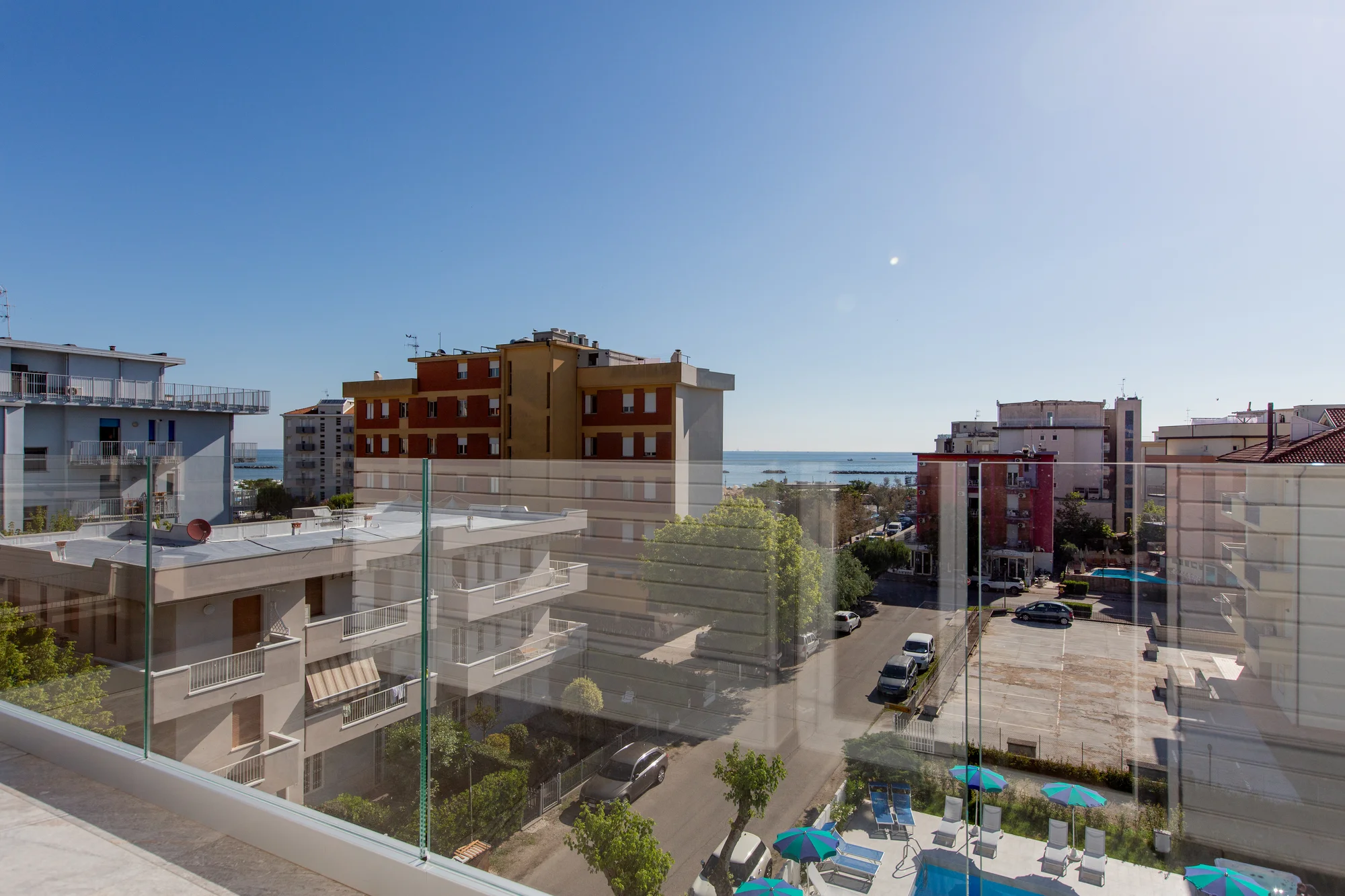 Dovolená s plnou penzí u italského Rimini: hotel 150 m od moře, bazén a dvě děti do 2,9 let zdarma