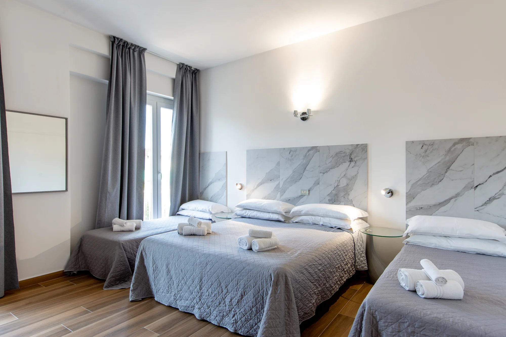 Dovolená s plnou penzí u italského Rimini: hotel 150 m od moře, bazén a dvě děti do 2,9 let zdarma