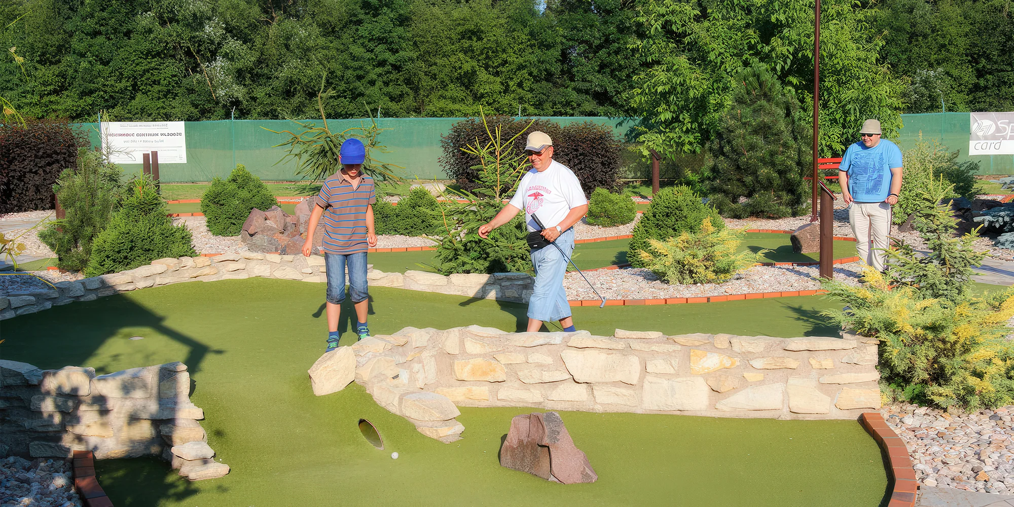 Venkovní adventure golf: hodinová zábava pro 2 dospělé i rodiny s dětmi