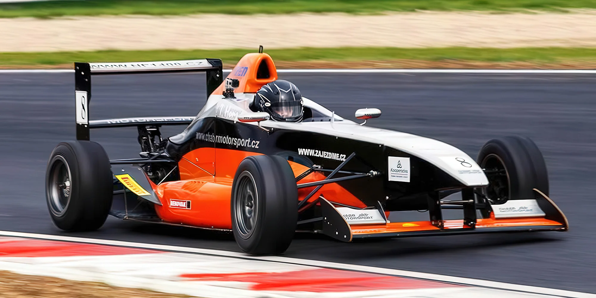 Jízda ve Formuli: usedněte do kokpitu závodního monopostu na 7 nebo 14 kol