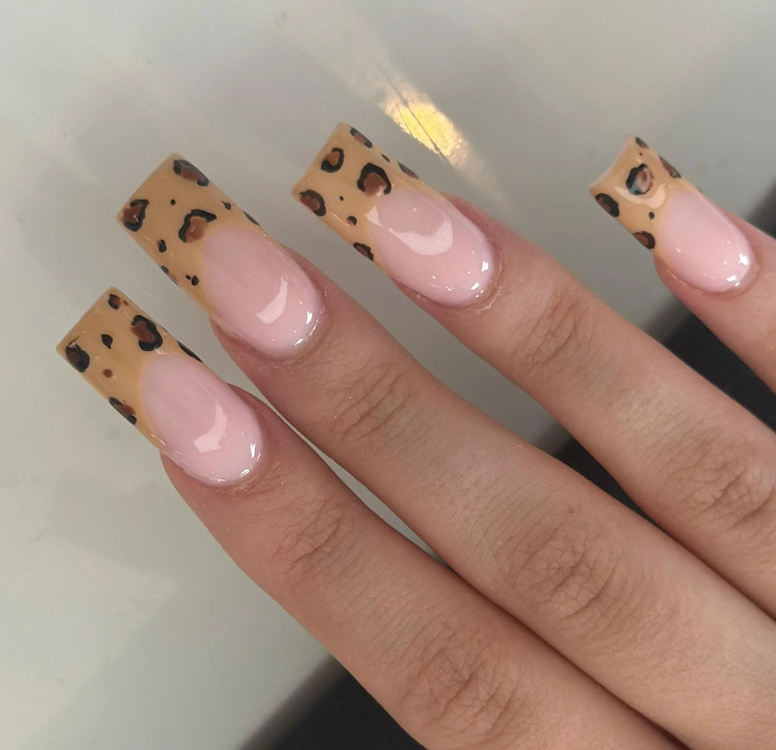 Péče o ruce i nohy: manikúra s gel lakem, Shellac i pedikúra