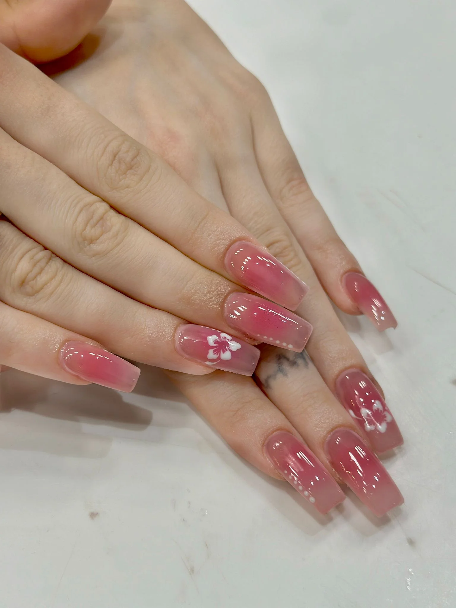 Péče o ruce i nohy: manikúra s gel lakem, Shellac i pedikúra