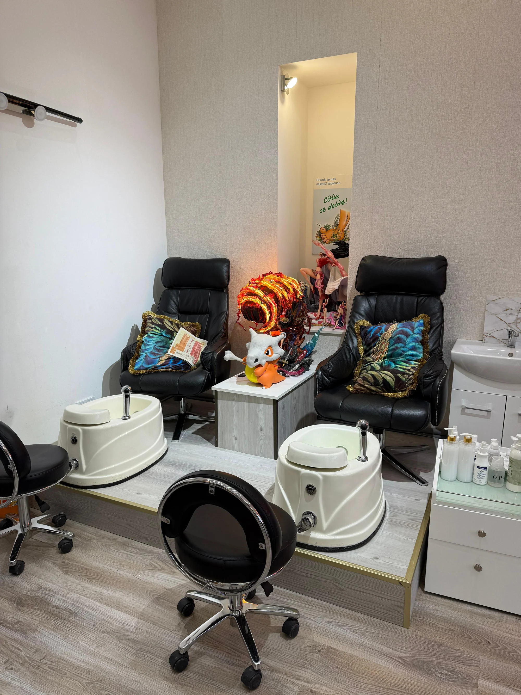 Péče o ruce i nohy: manikúra s gel lakem, Shellac i pedikúra