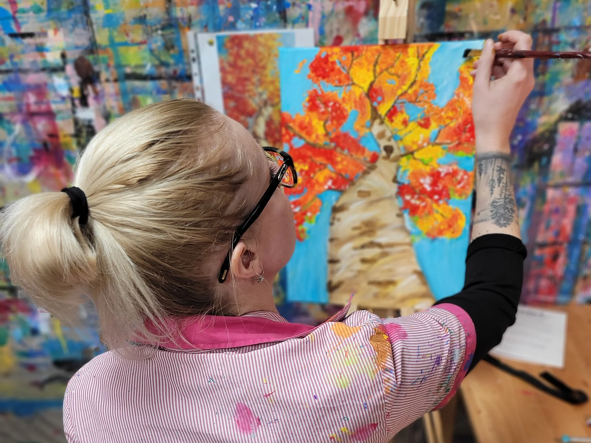 Malování s vínem: malířský workshop s degustací vín pro 1 i 2 osoby, vč. vína a balíčku sýrů na doma