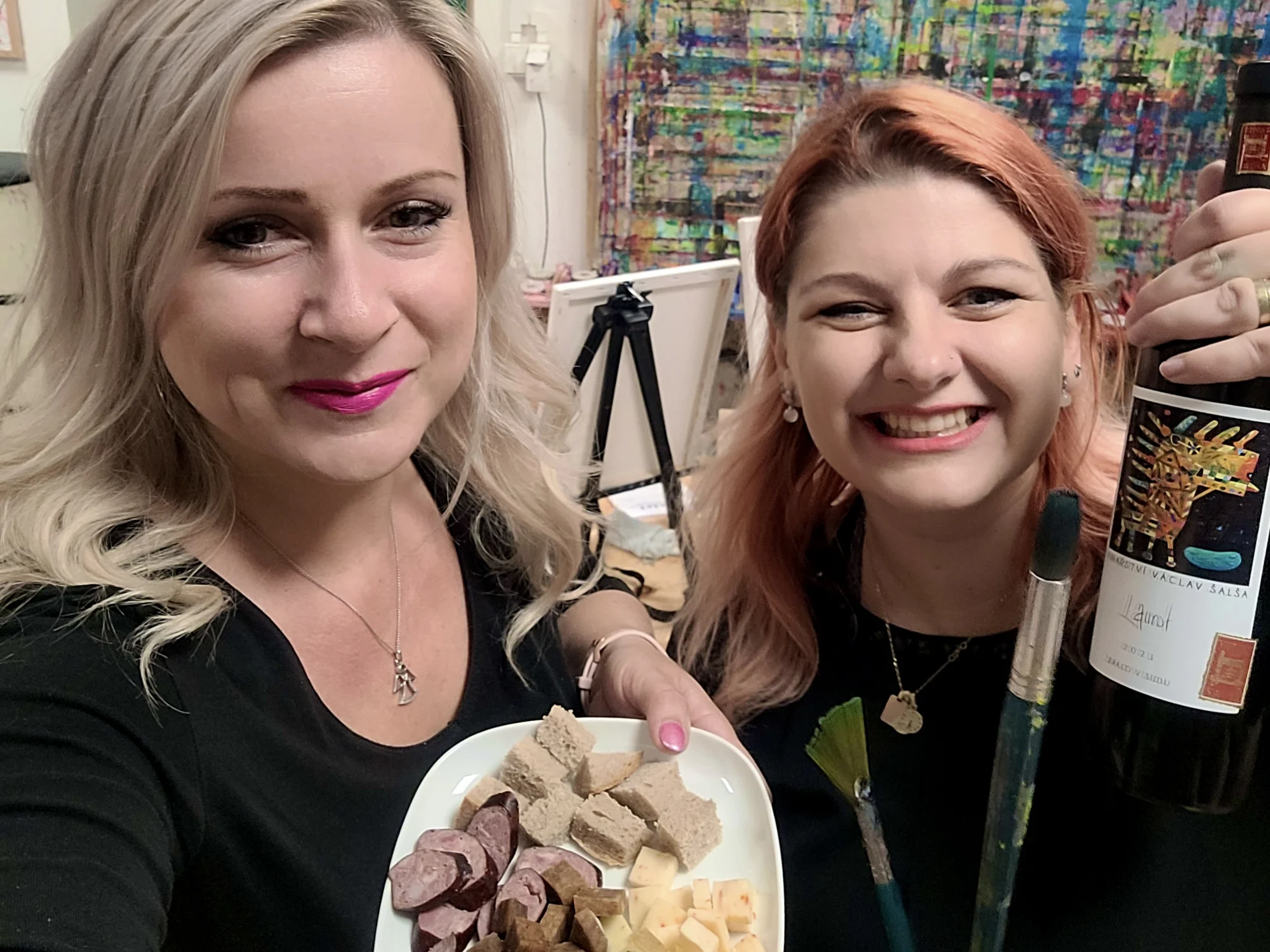 Malování s vínem: malířský workshop s degustací vín pro 1 i 2 osoby, vč. vína a balíčku sýrů na doma