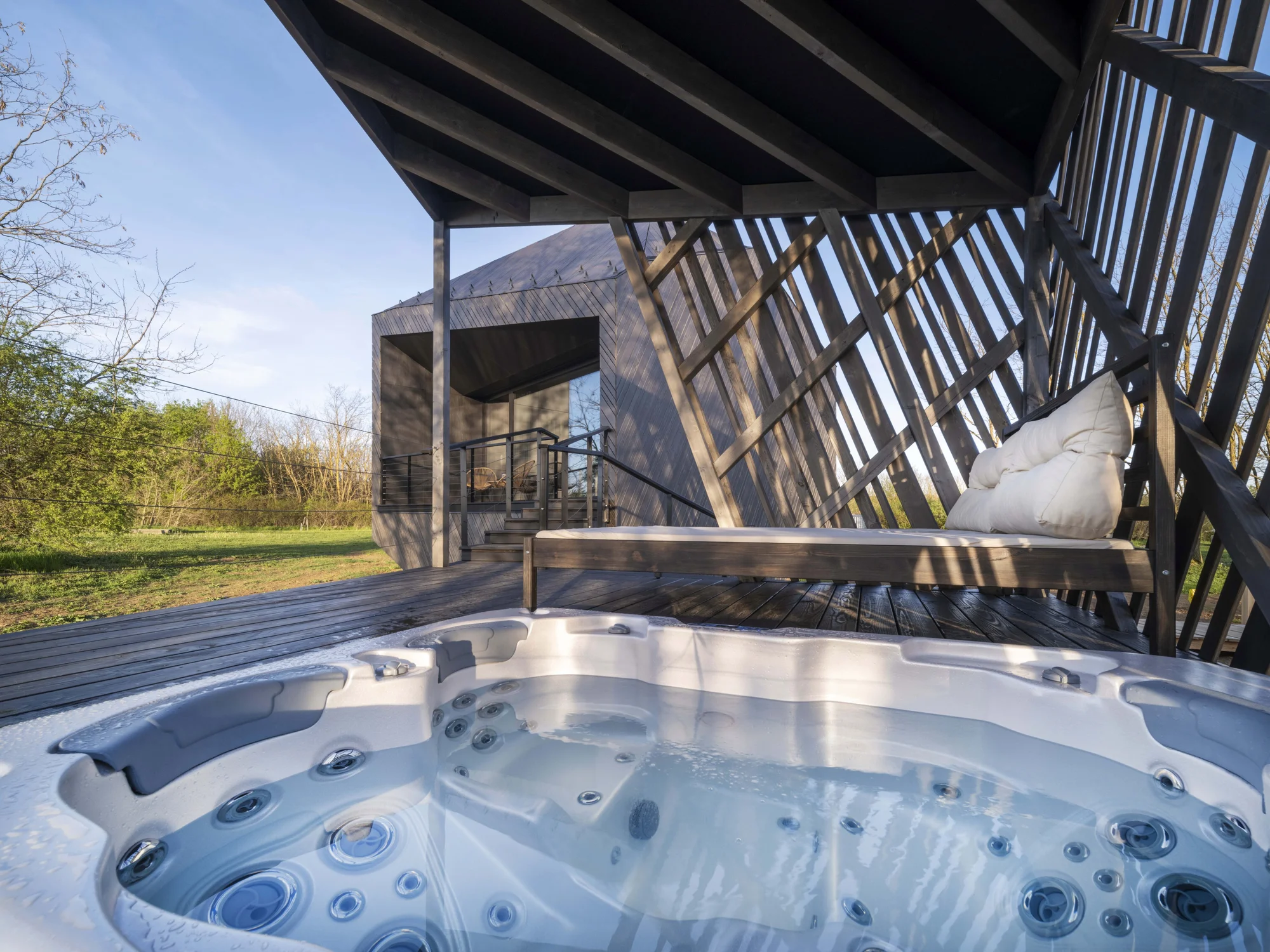 Výjimečný adult-friendly pobyt v designové chatce s privátní saunou a vířivkou