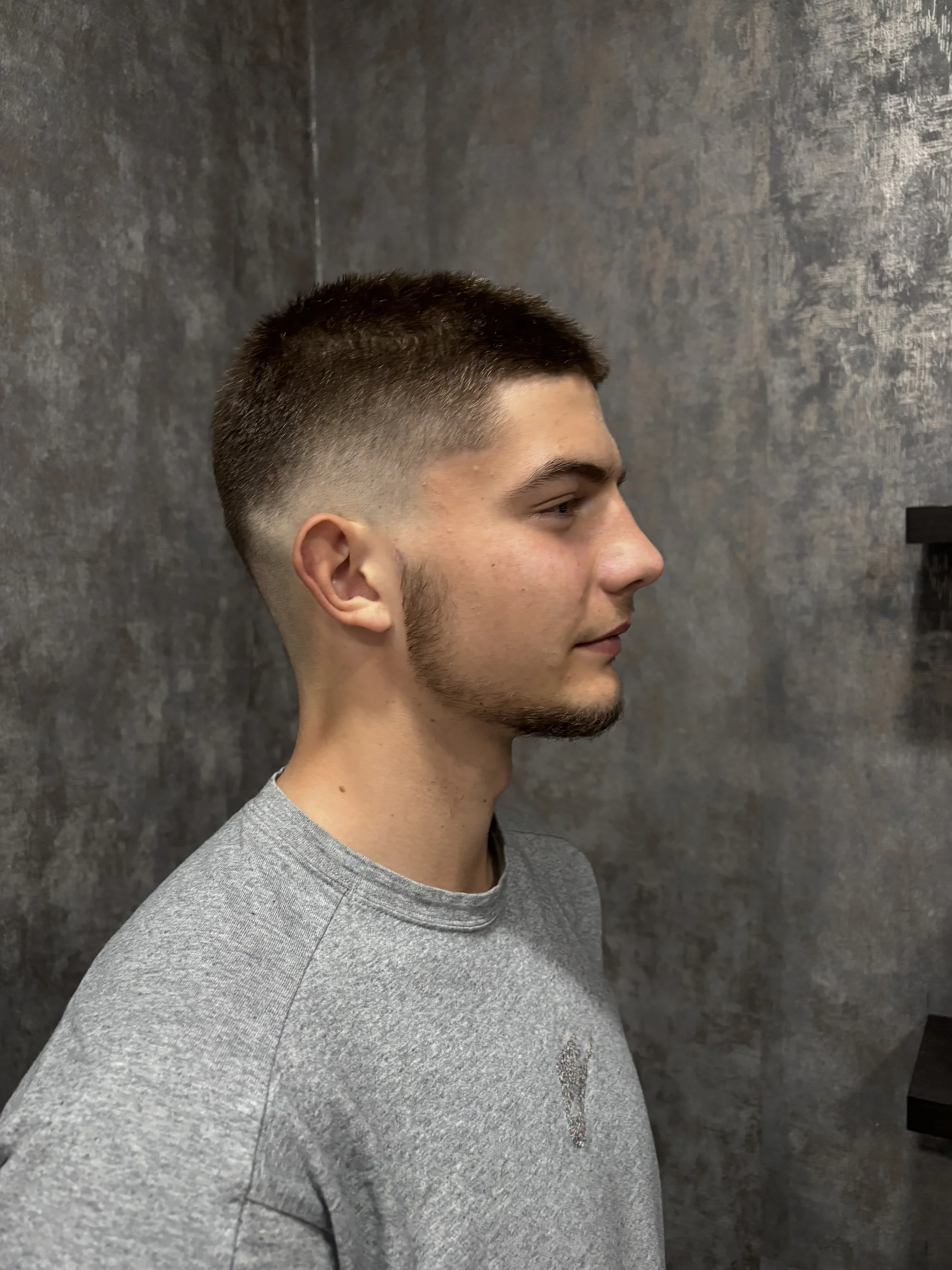 Služby barbera: střih fade do ztracena či klasika s úpravou vousů