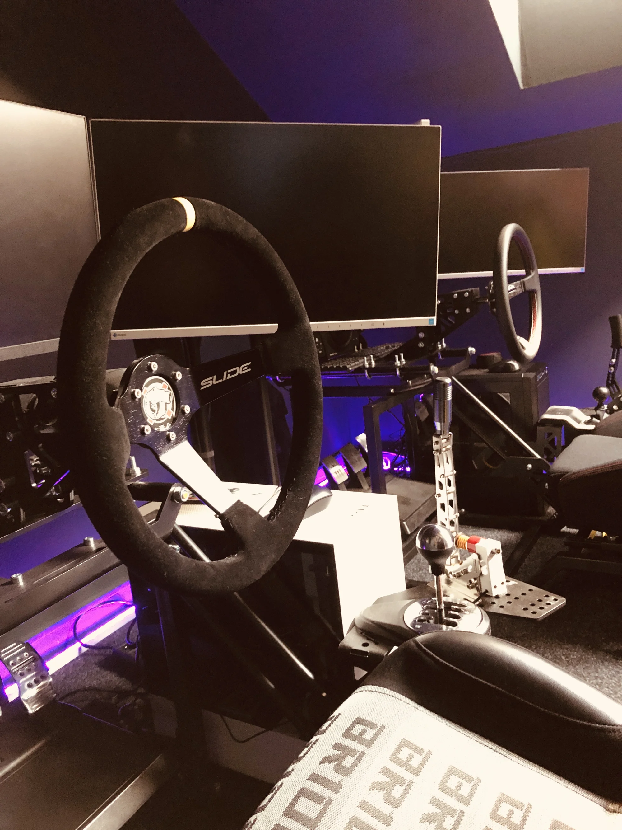 Hodina jízdy na automobilových simulátorech v centru Brna pro 1–4 závodníky