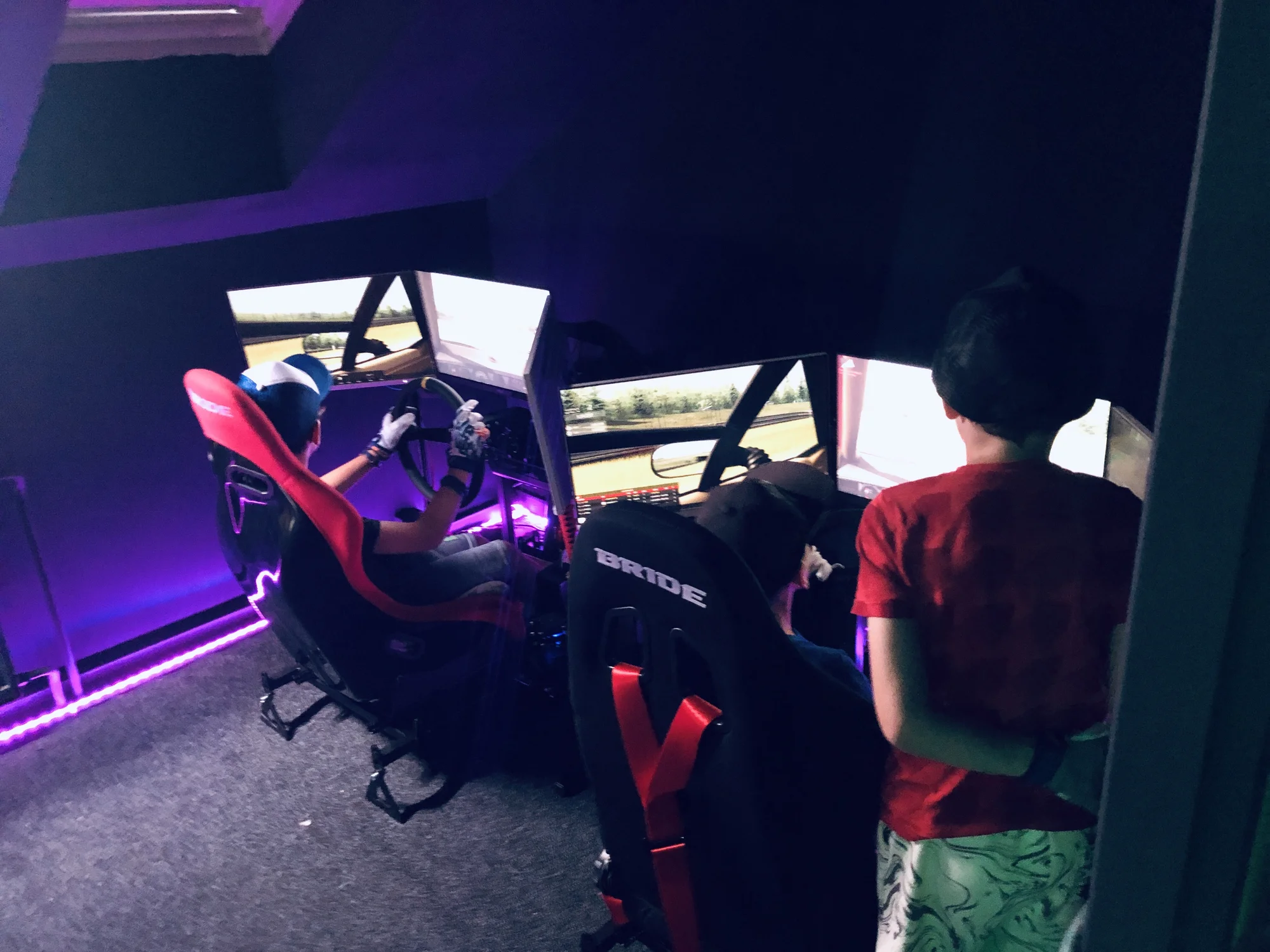 Hodina jízdy na automobilových simulátorech v centru Brna pro 1–4 závodníky