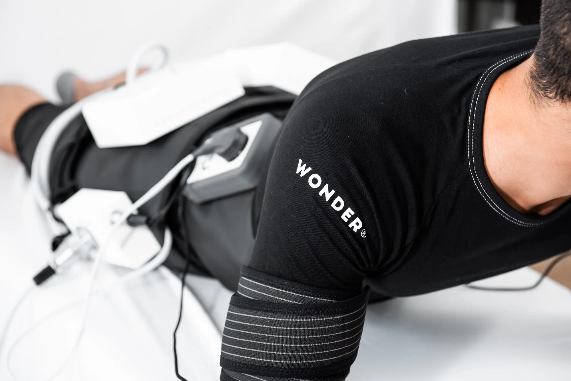 Tvarování postavy přístrojem Wonder: aktivace svalů pomocí kontrakcí, 25 minut