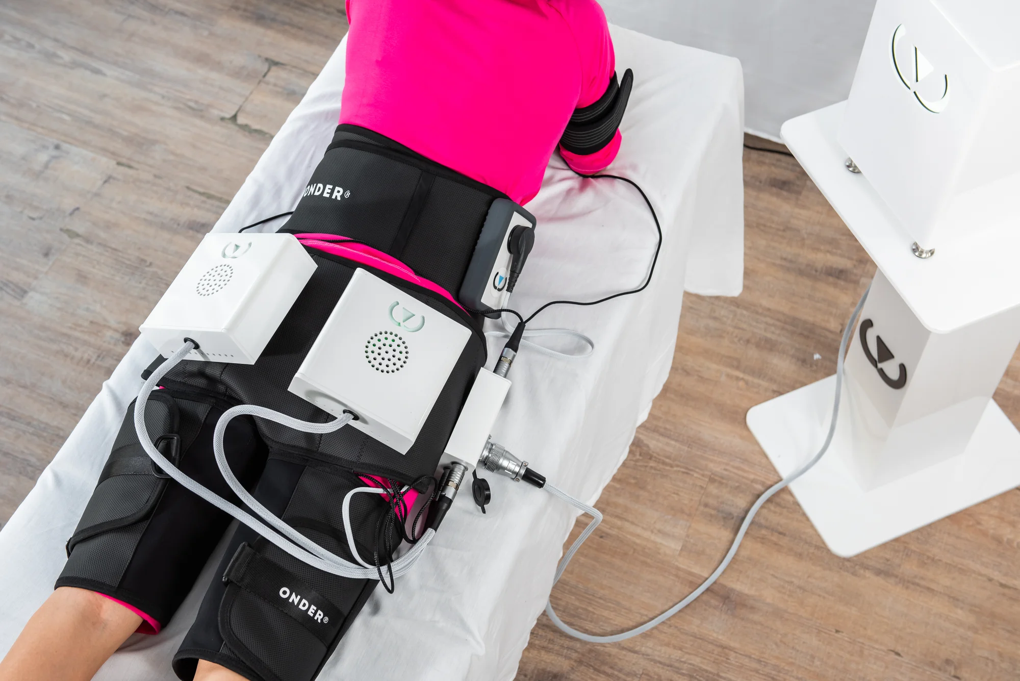 Tvarování postavy přístrojem Wonder: aktivace svalů pomocí kontrakcí, 25 minut