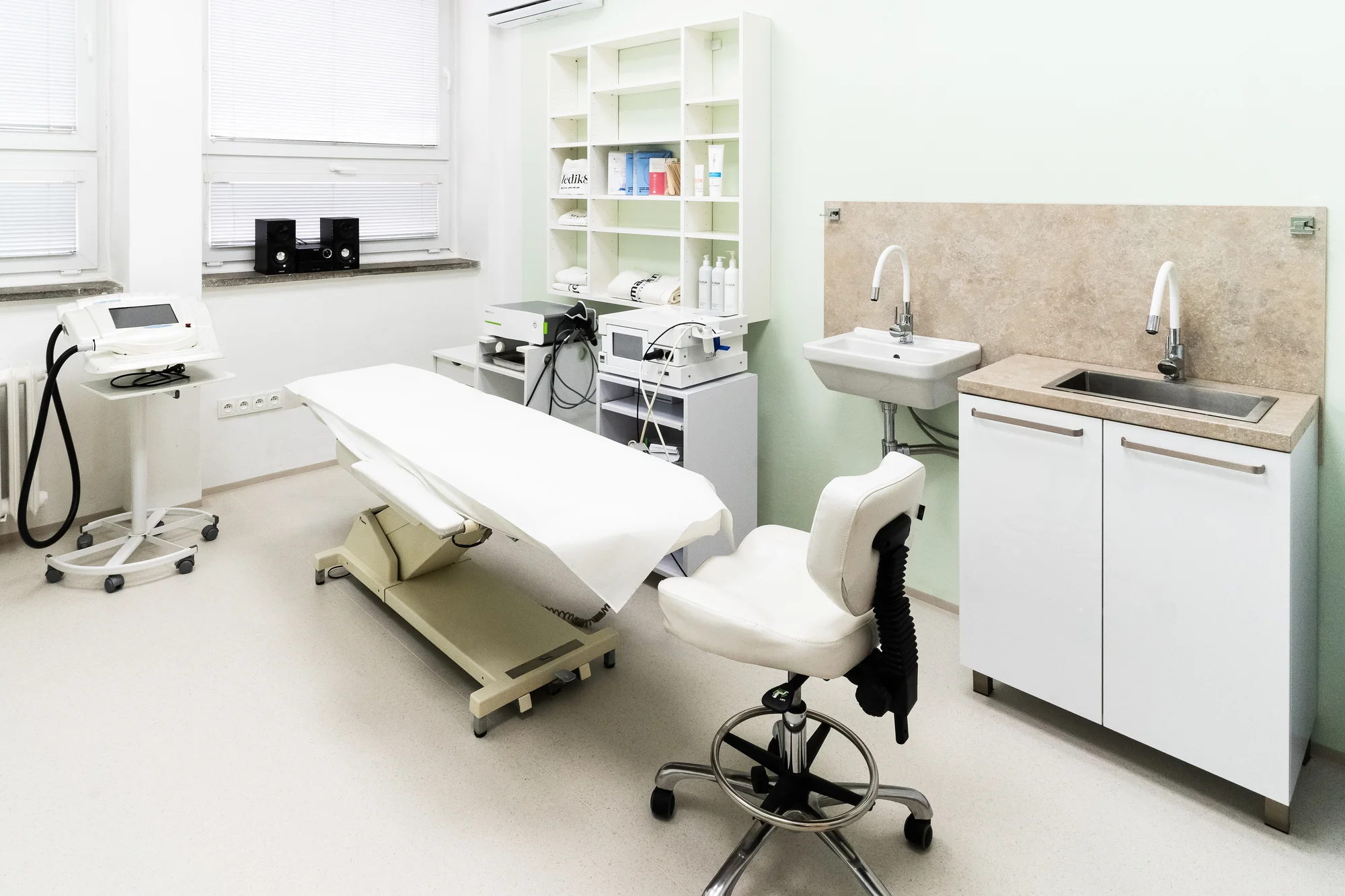 Hollywood peeling: laserová maska s aktivním uhlíkem a kyselinou hyaluronovou