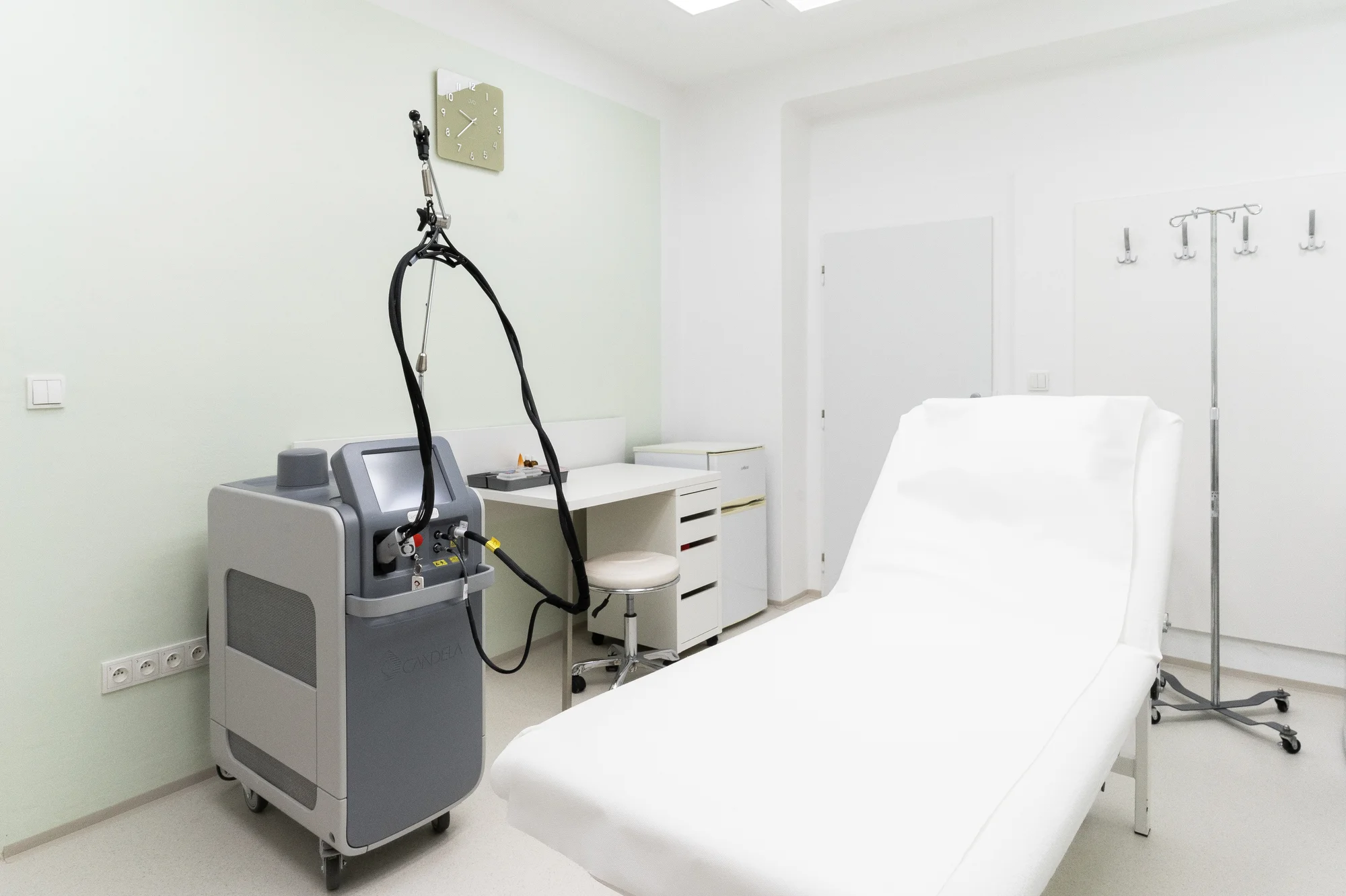 Hollywood peeling: laserová maska s aktivním uhlíkem a kyselinou hyaluronovou