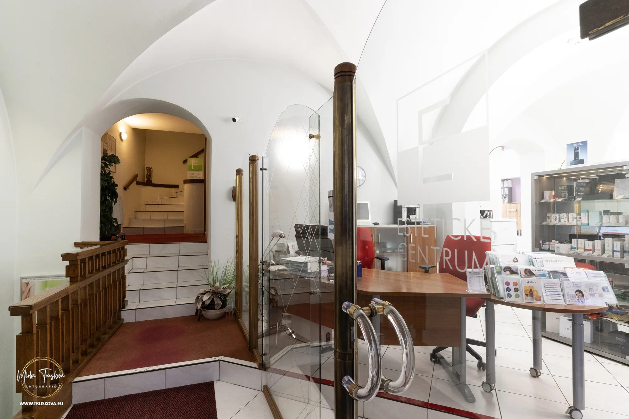 Hollywood peeling: laserová maska s aktivním uhlíkem a kyselinou hyaluronovou