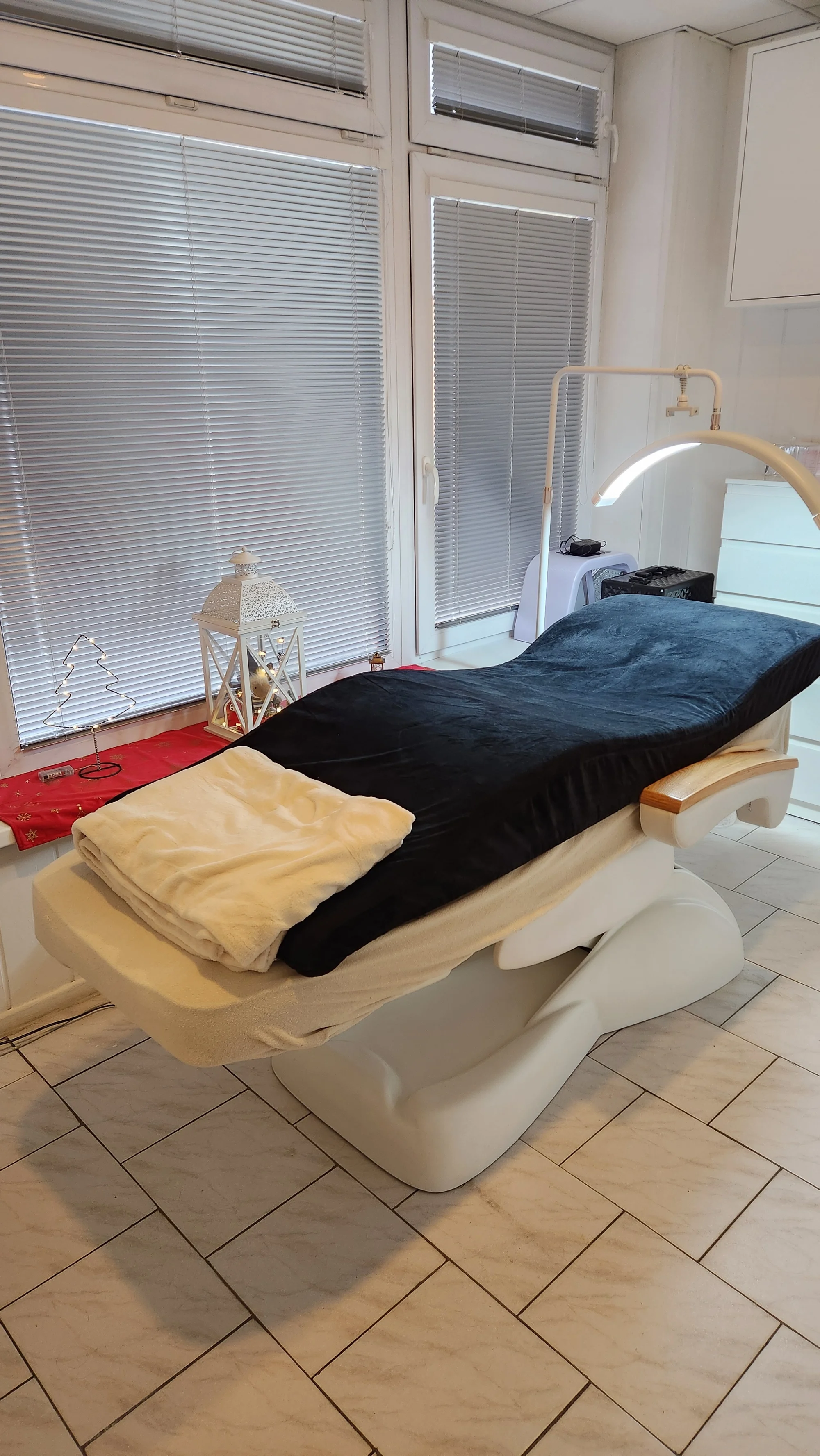 Kosmetická péče proti vráskám, akné i pigmentovým skvrnám: nanoneedling i biomicroneedling