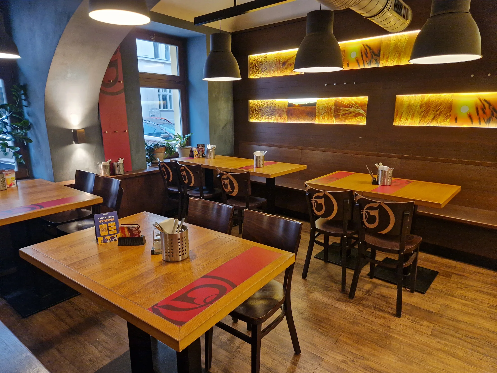 Masová hostina na Smíchově: burger menu, žebra, krkovice a křídla i stripsy a řízečky