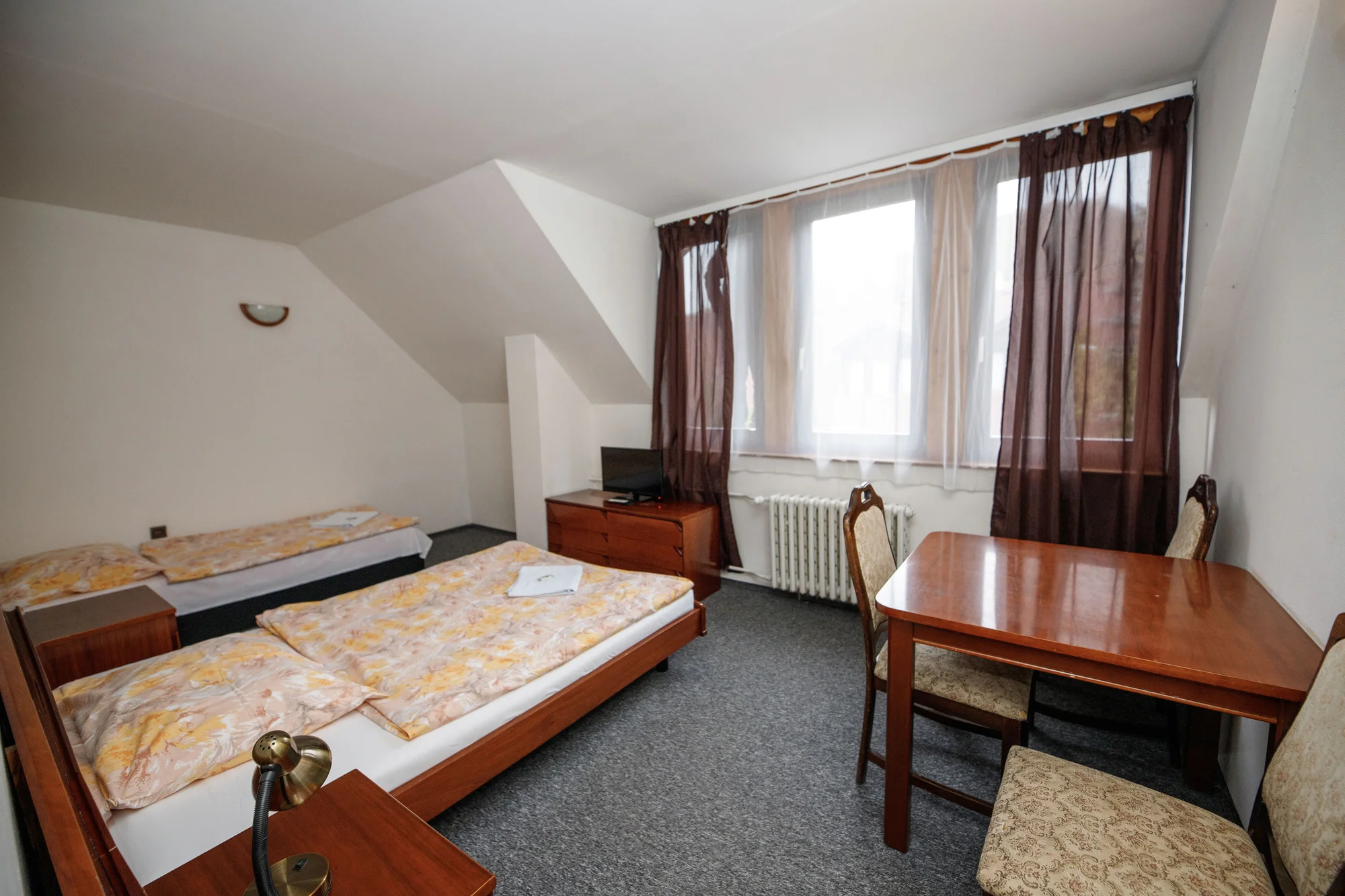 Hotel v Českém středohoří se snídaněmi či polopenzí a saunou