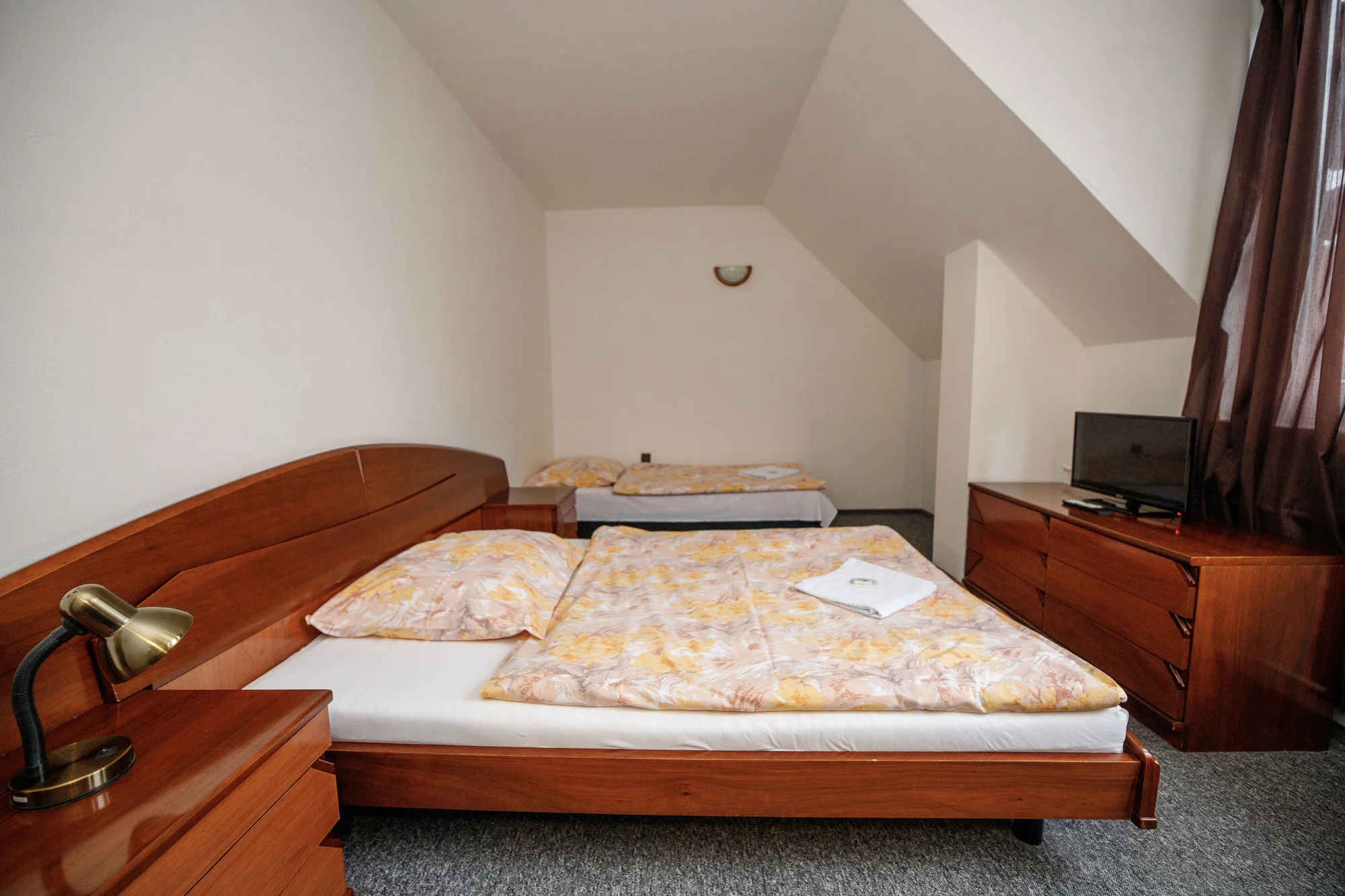 Hotel v Českém středohoří se snídaněmi či polopenzí a saunou