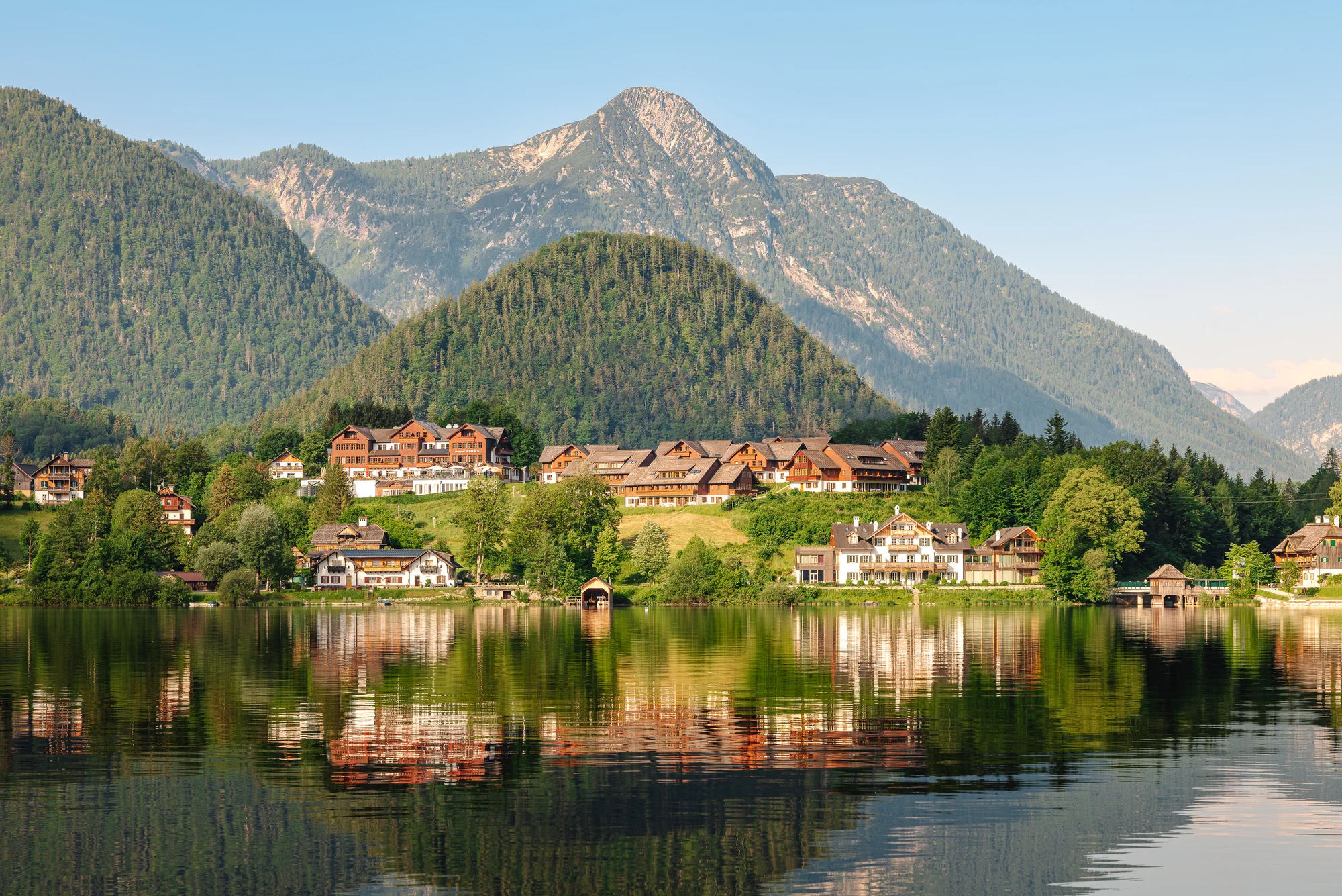 Pobyt v rakouských Alpách: hotelové pokoje i apartmány u jezera Grundlsee, wellness a snídaně