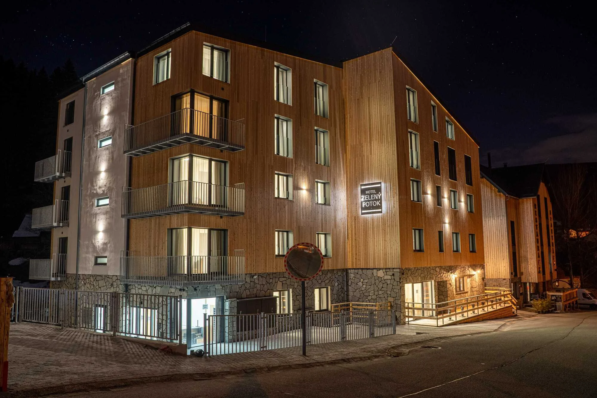 Pobyt v Peci pod Sněžkou: designový 4* hotel se snídaní a lahví vína