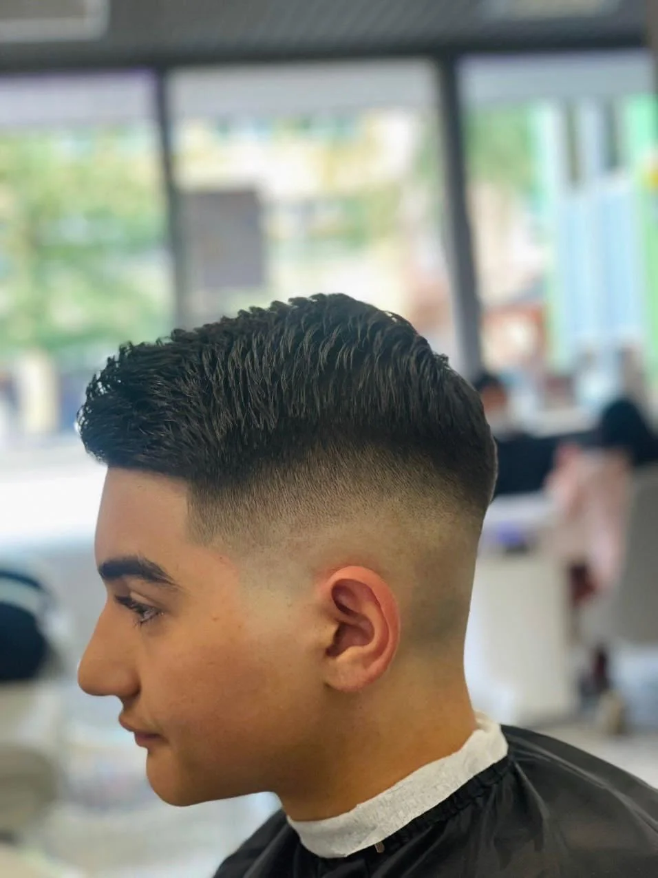 Klasický pánský střih, zarovnání kontur, styling i možnost úpravy vousů