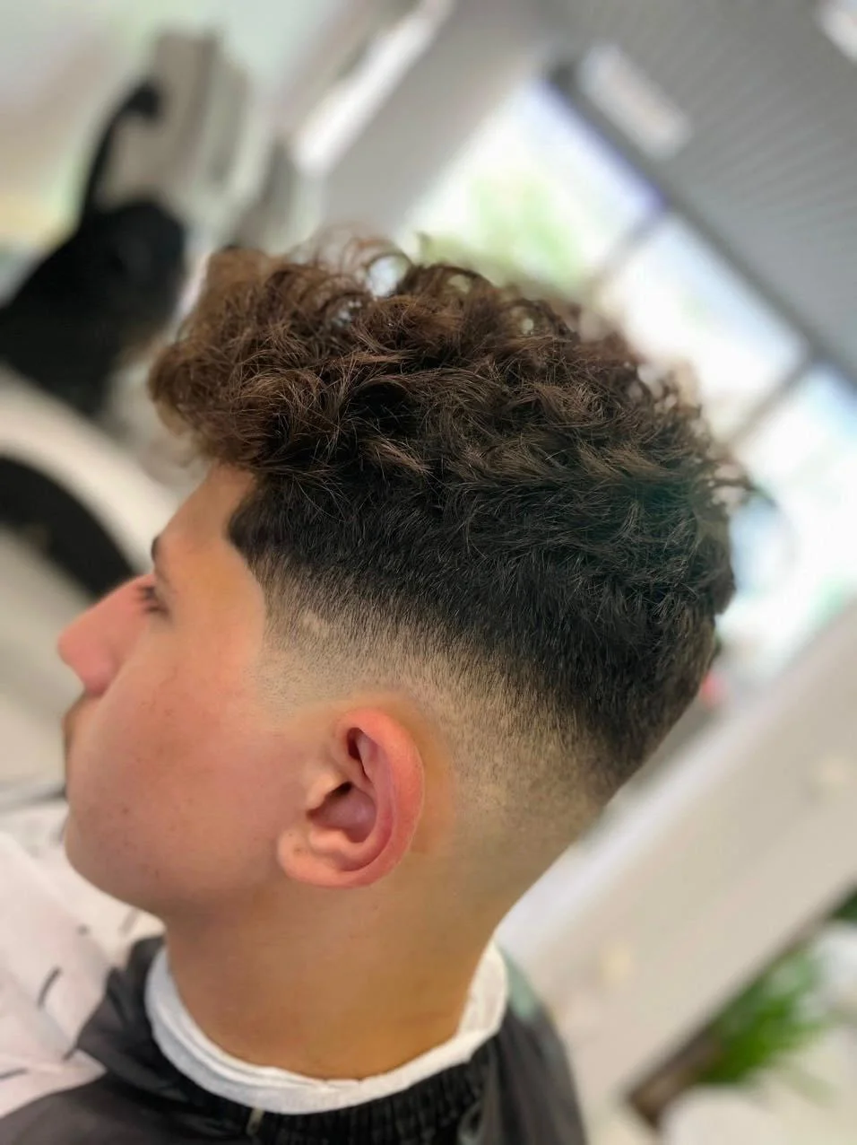 Klasický pánský střih, zarovnání kontur, styling i možnost úpravy vousů