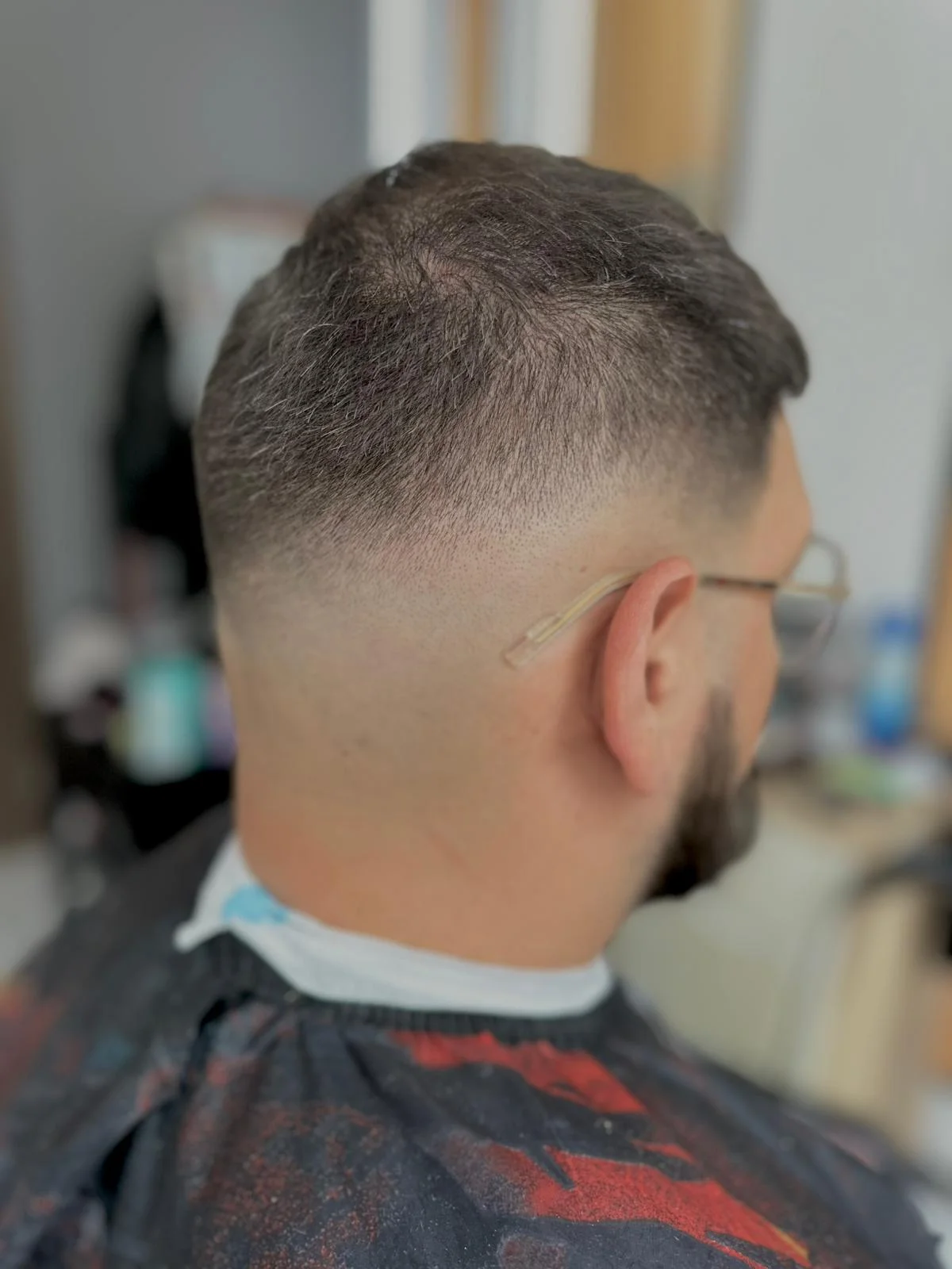Klasický pánský střih, zarovnání kontur, styling i možnost úpravy vousů