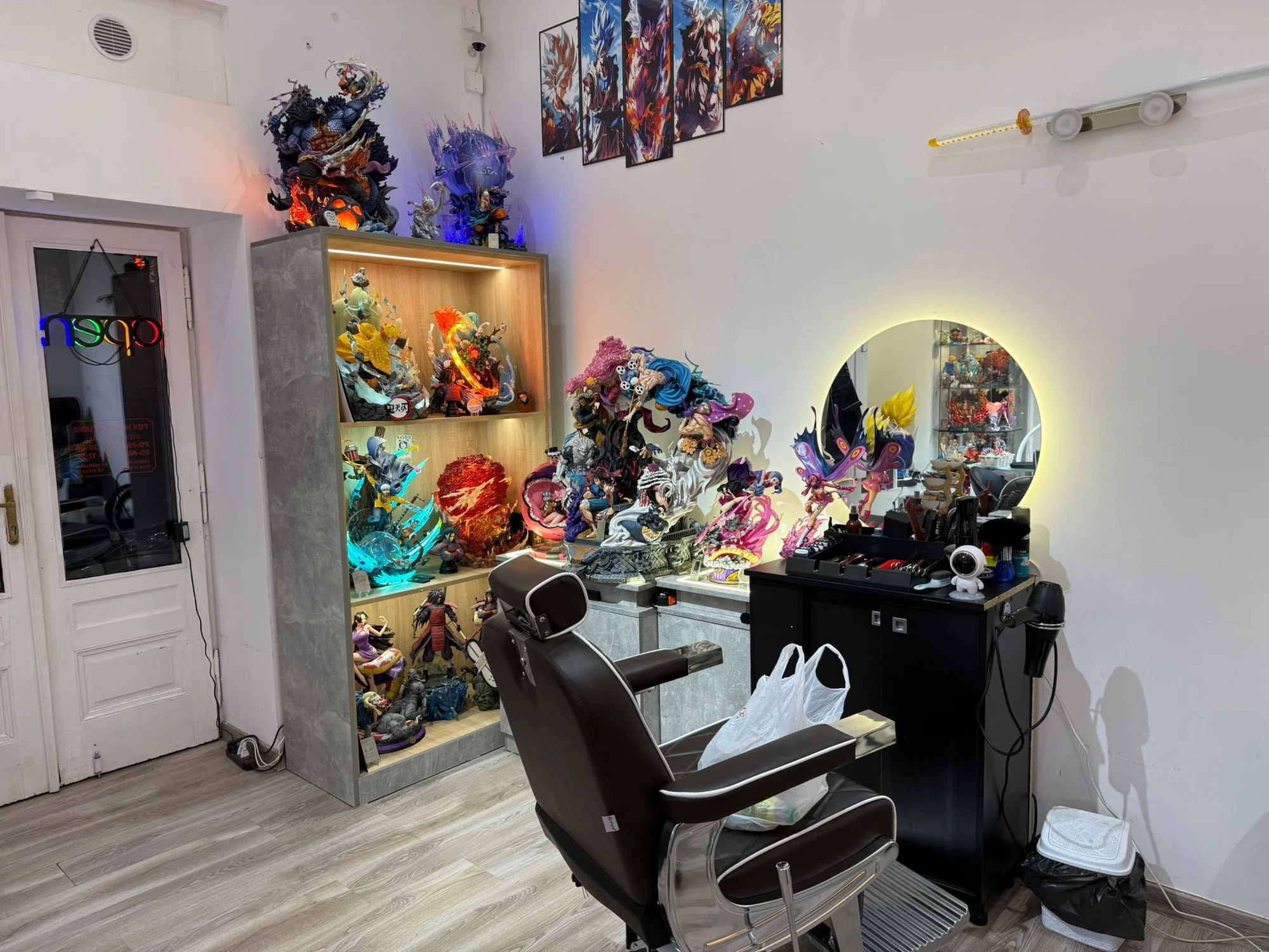Klasický pánský střih, zarovnání kontur, styling i možnost úpravy vousů